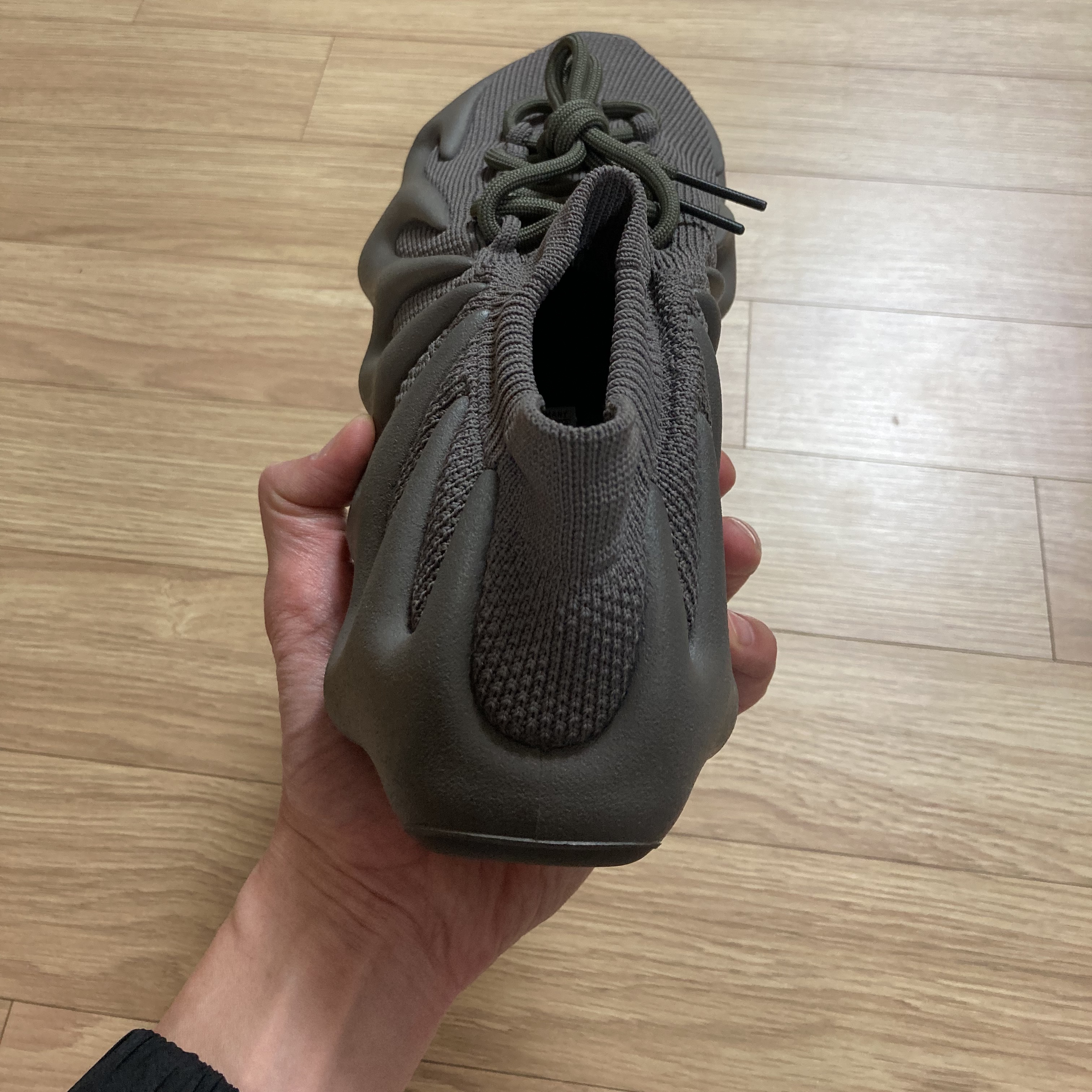 Adidas Yeezy 450 Cinder 착용 스타일 - 2