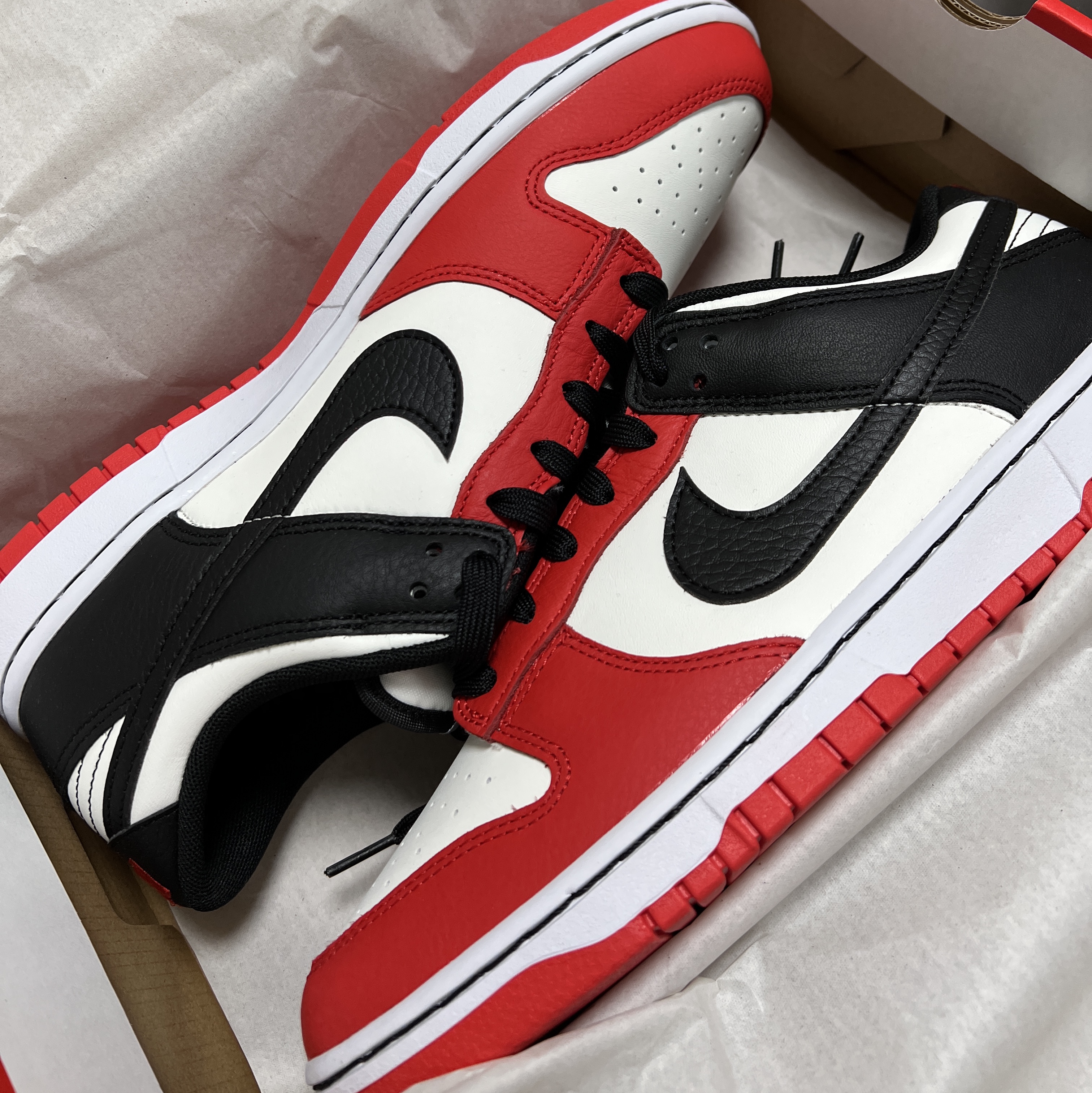 Nike x NBA Dunk Low Retro EMB Black and Chile Red 착용 스타일