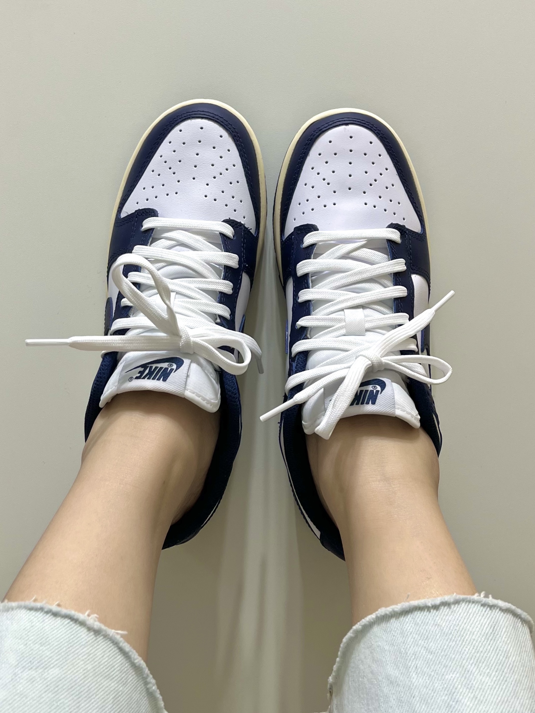 (W) Nike Dunk Low Vintage Midnight Navy 착용 스타일 - 1