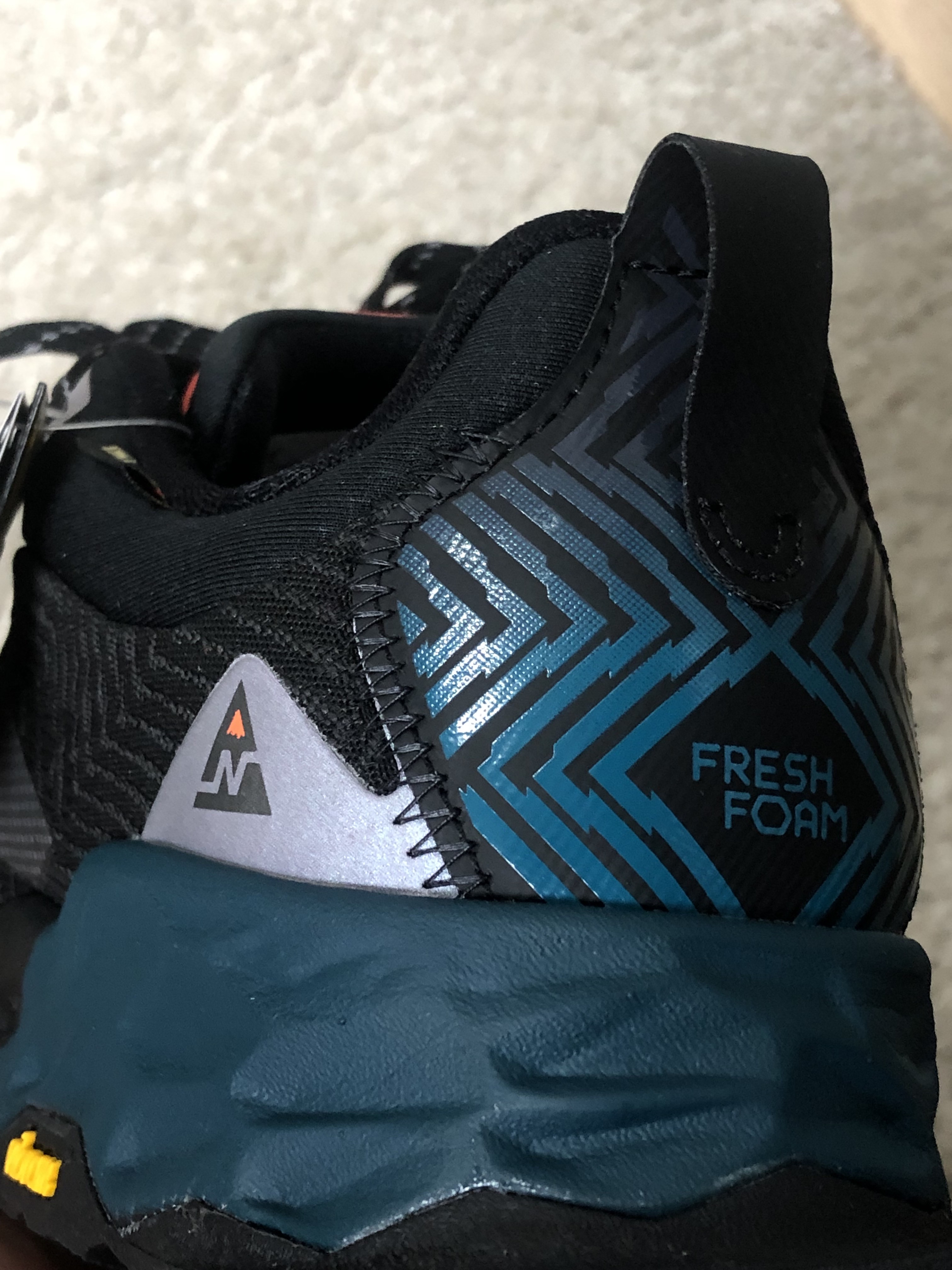 New Balance Fresh Foam Hierro v6 Trail GTX Black Mountain Teal - 2E Wide 착용 스타일 - 5