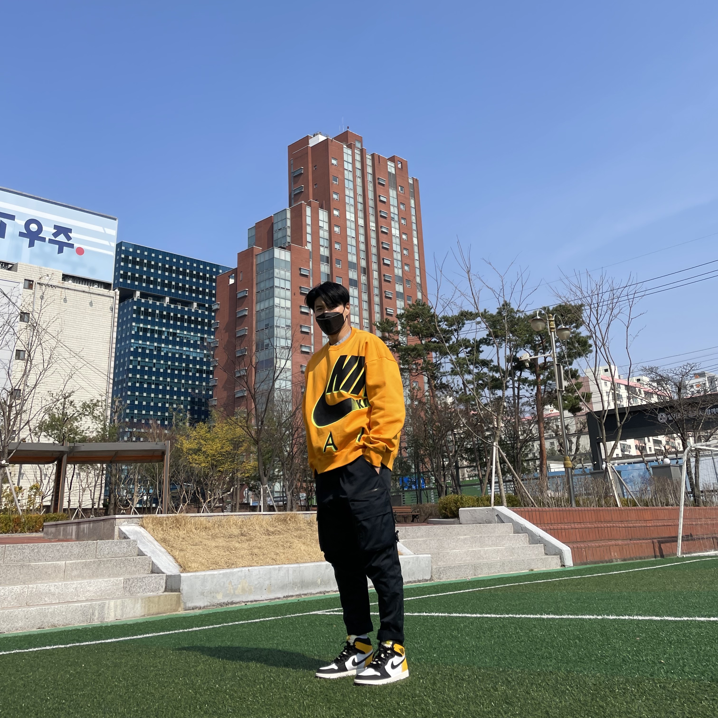 Jordan 1 Retro High OG Volt Gold, Nike x Kim Jones Fleece Crew Circuit Orange - US/EU 착용 스타일