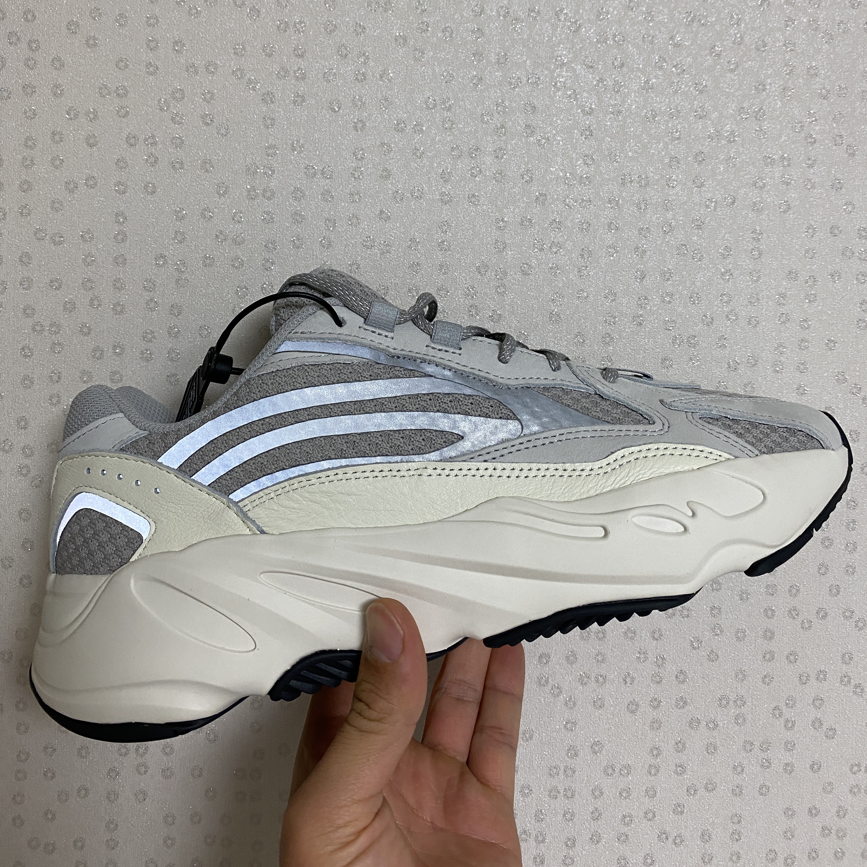 Adidas Yeezy Boost 700 V2 Static 2022 착용 스타일