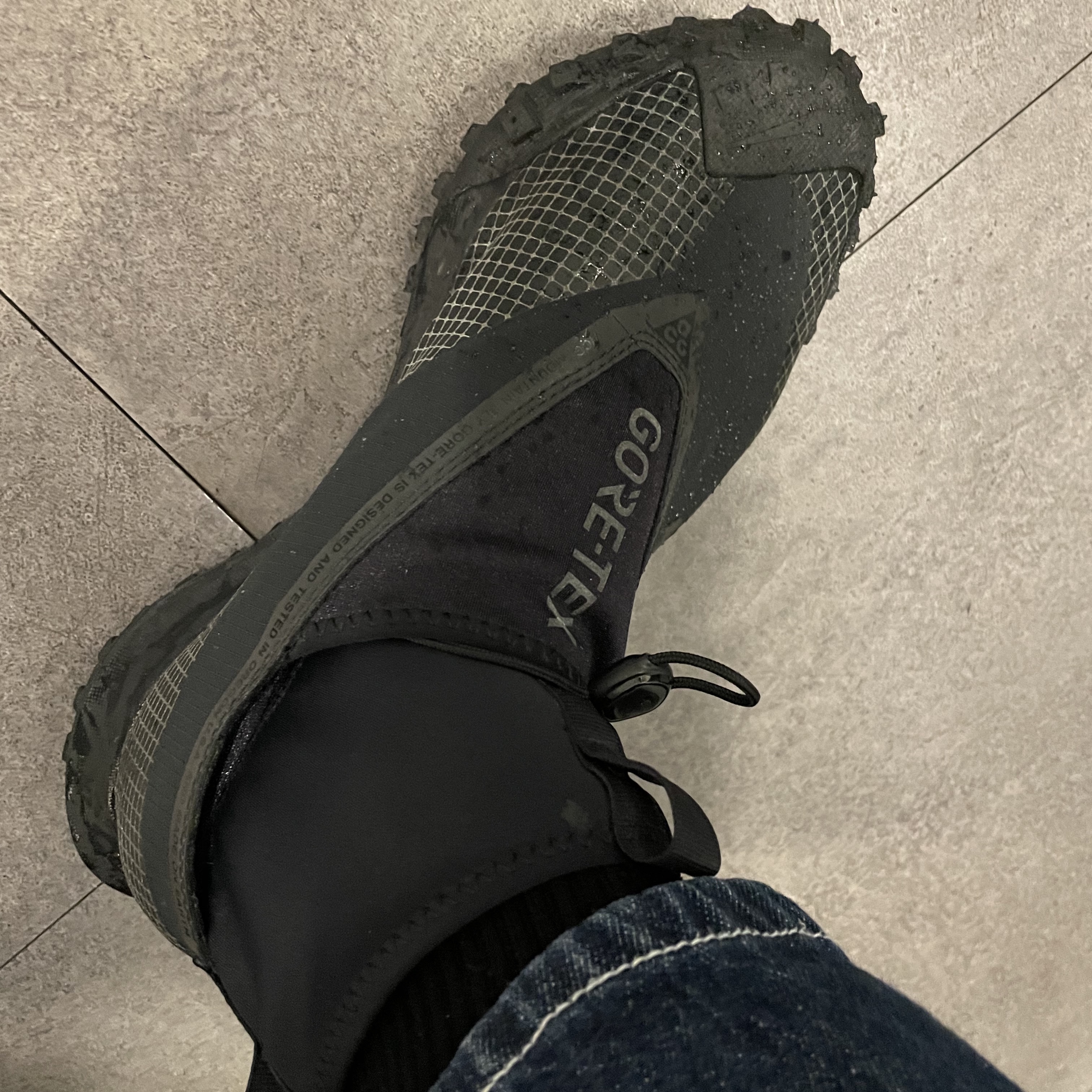 Nike ACG Mountain Fly Gore-Tex Black and Dark Grey 착용 스타일