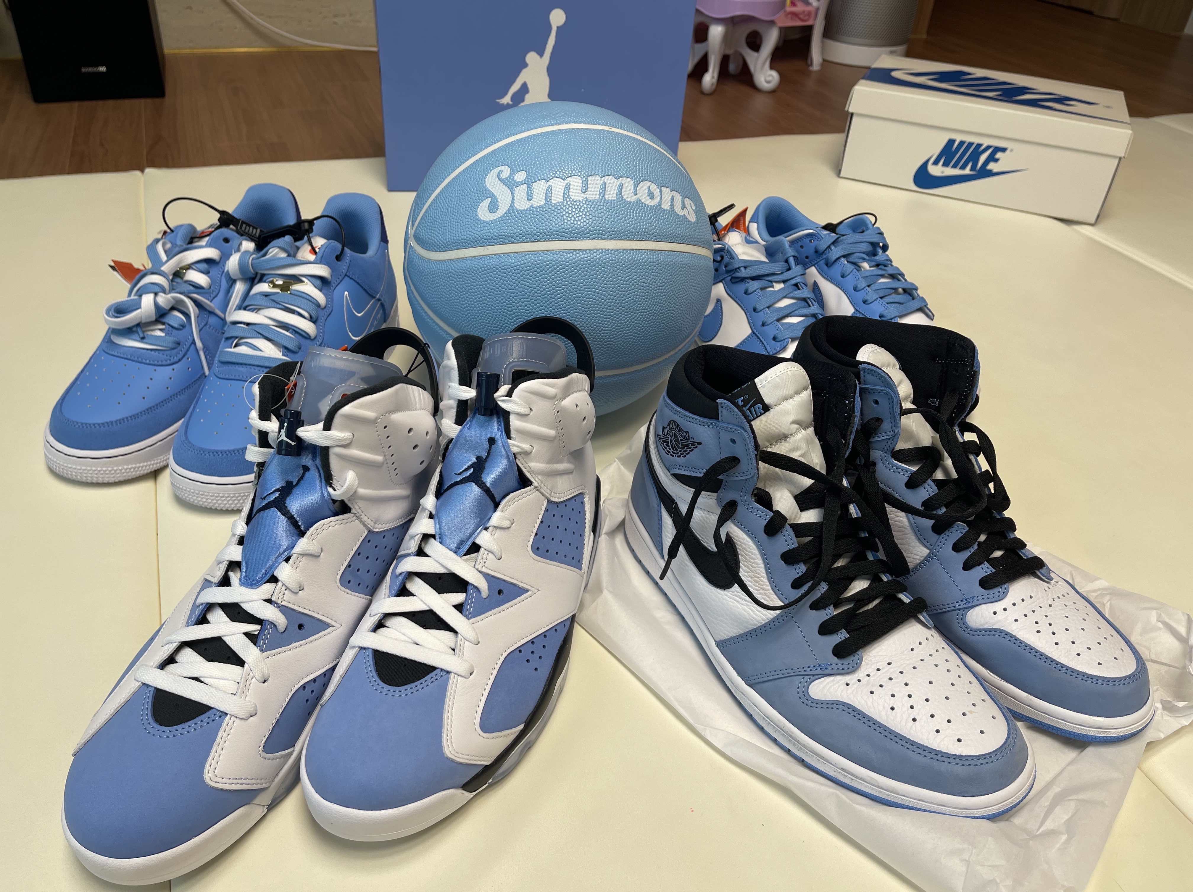 Jordan 6 Retro University Blue, Jordan 1 Retro High OG University Blue 착용 스타일 - 1