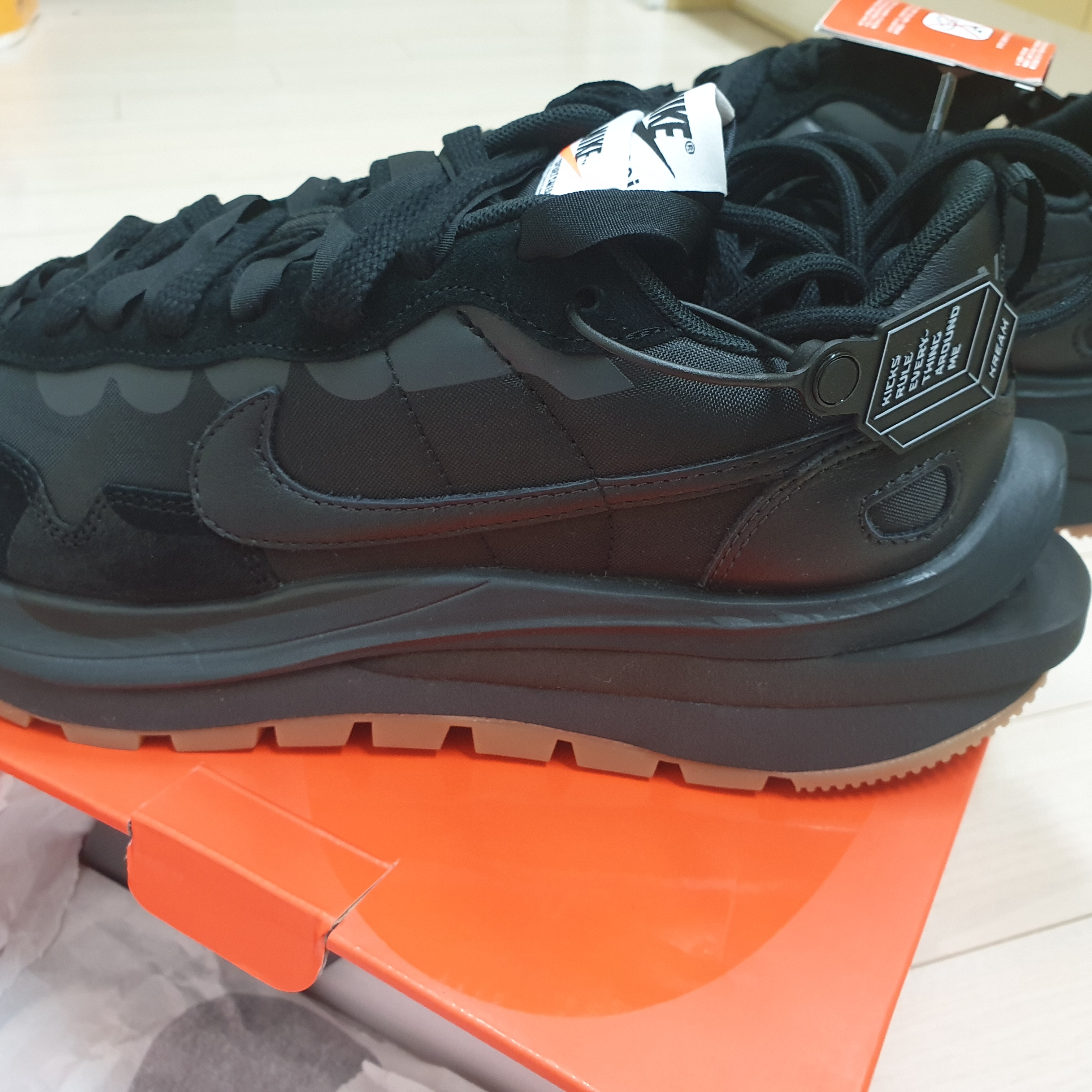 Nike x Sacai VaporWaffle Black and Gum 착용 스타일 - 3