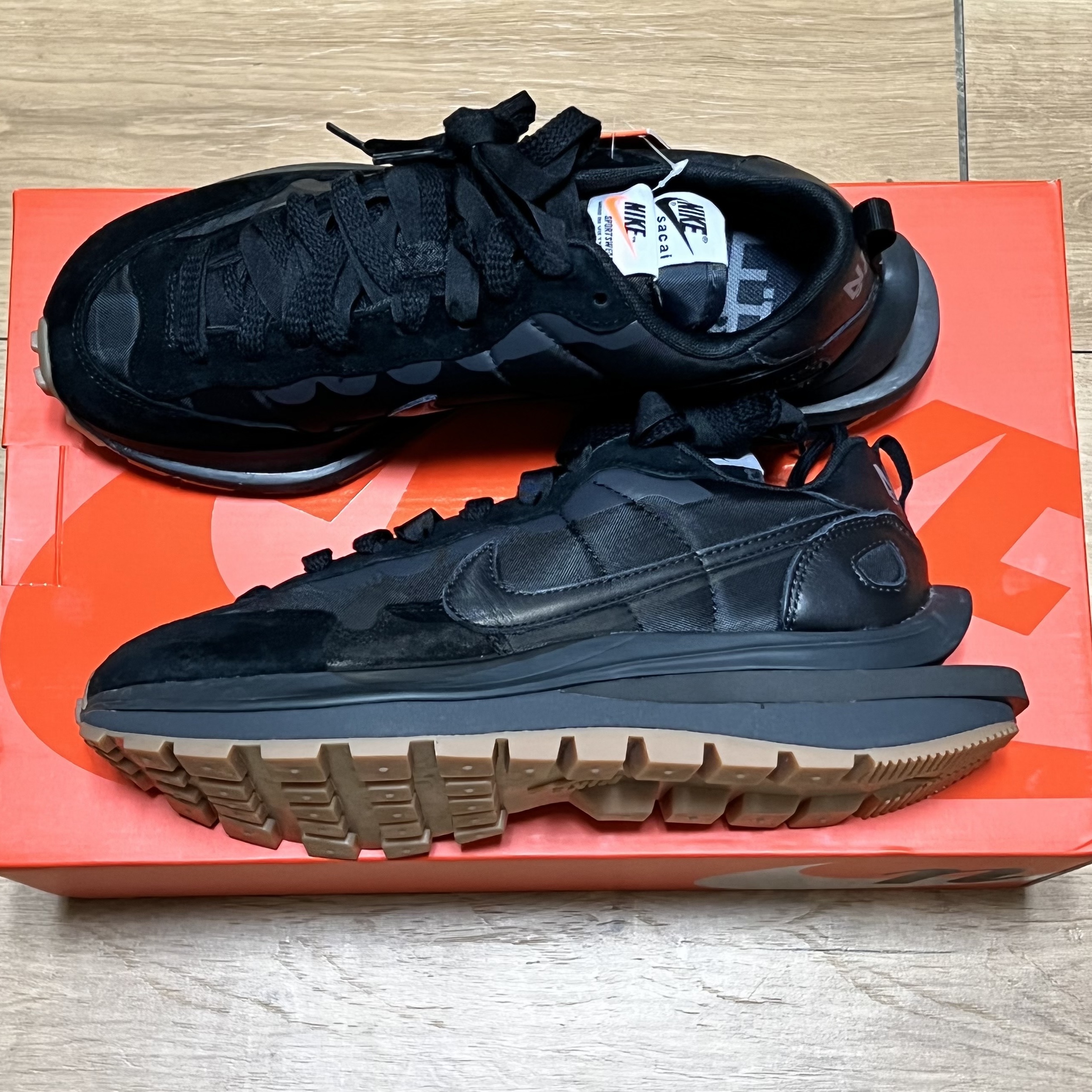 Nike x Sacai VaporWaffle Black and Gum 착용 스타일 - 2