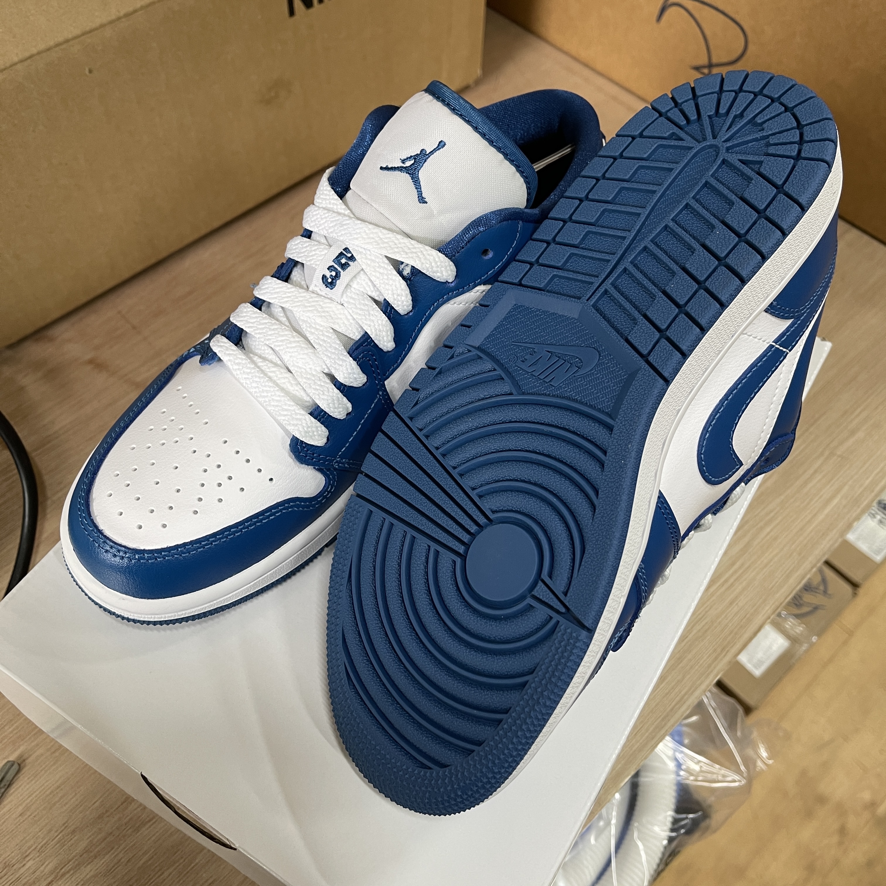 (W) Jordan 1 Low White Dark Marina Blue 착용 스타일 - 2