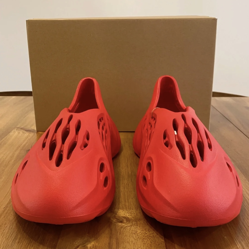 Adidas Yeezy Foam RNNR Vermilion 착용 스타일 - 2