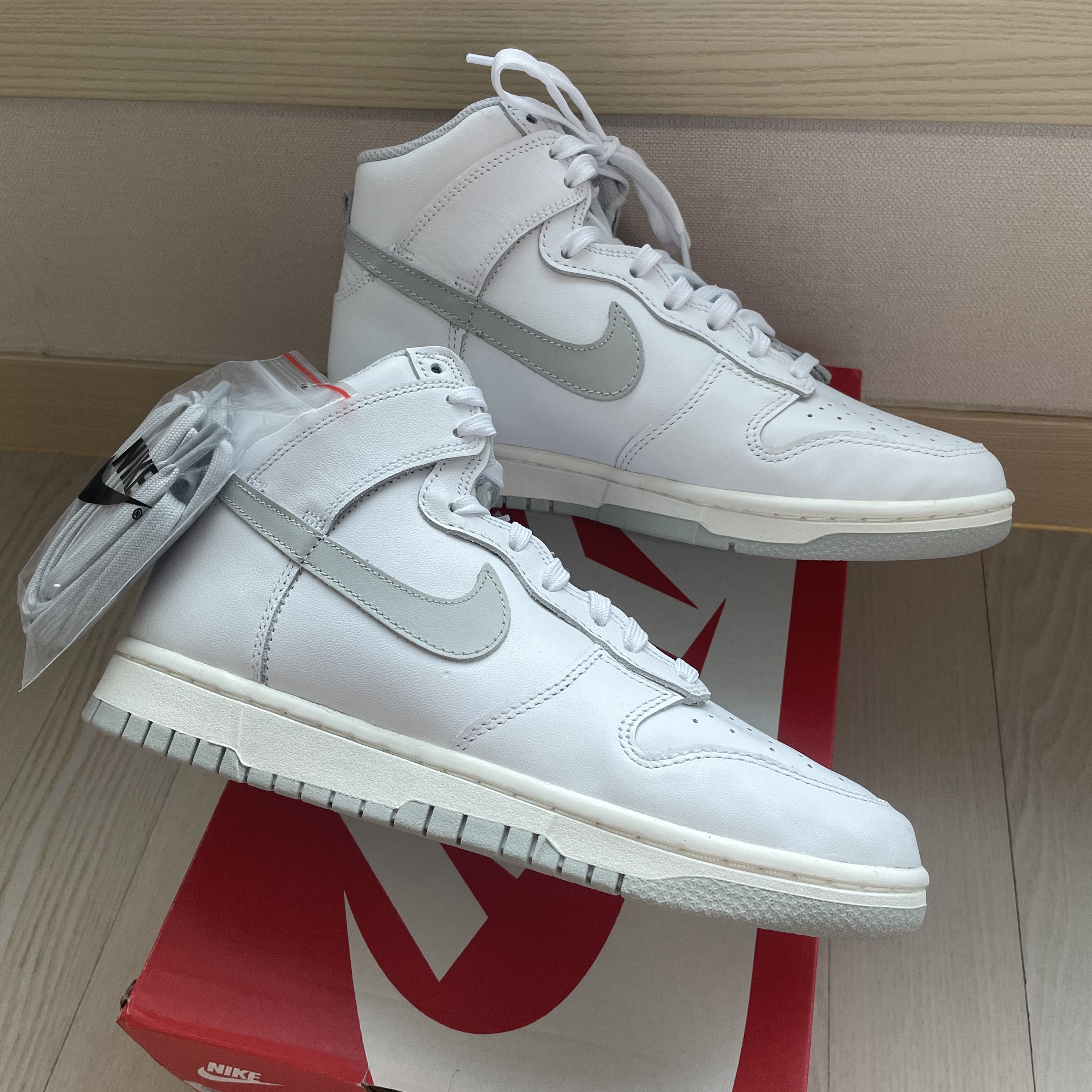 (W) Nike Dunk High White Grey Fog 착용 스타일 - 1