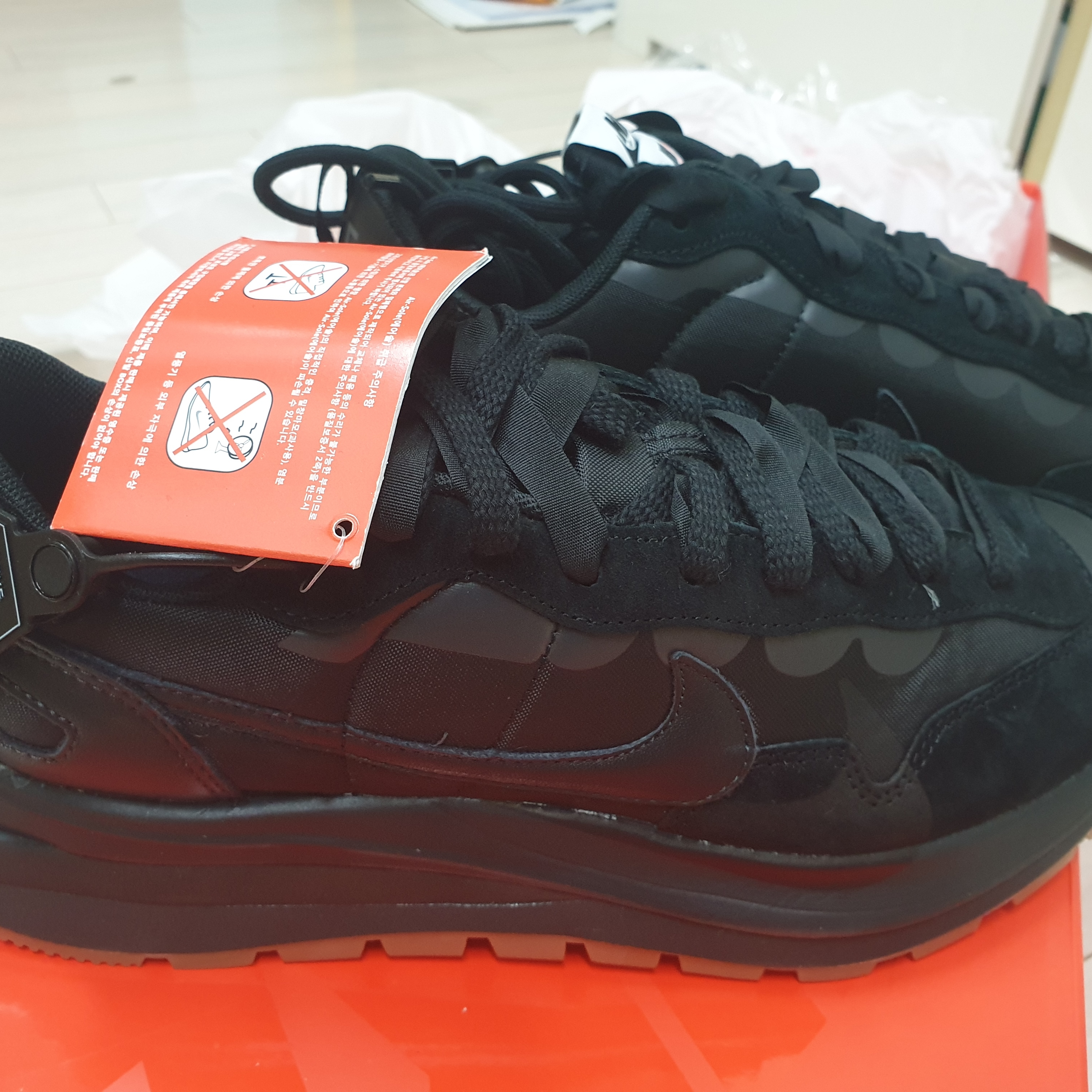 Nike x Sacai VaporWaffle Black and Gum 착용 스타일 - 2