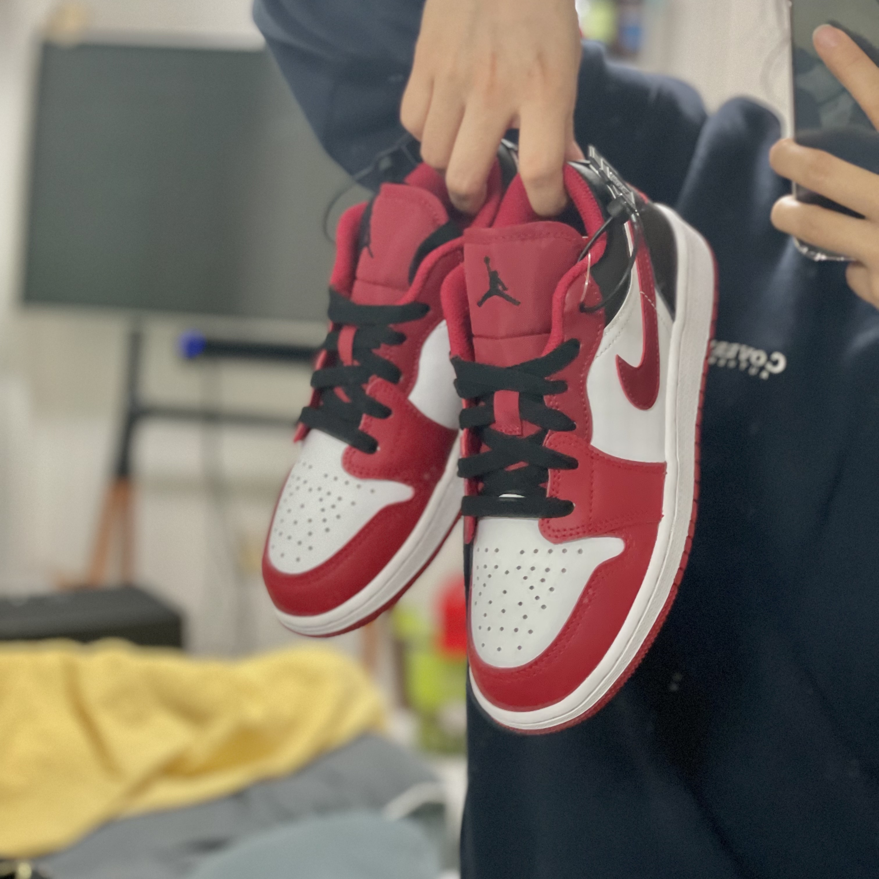 (GS) Jordan 1 Low White Gym Red Black 착용 스타일 - 2