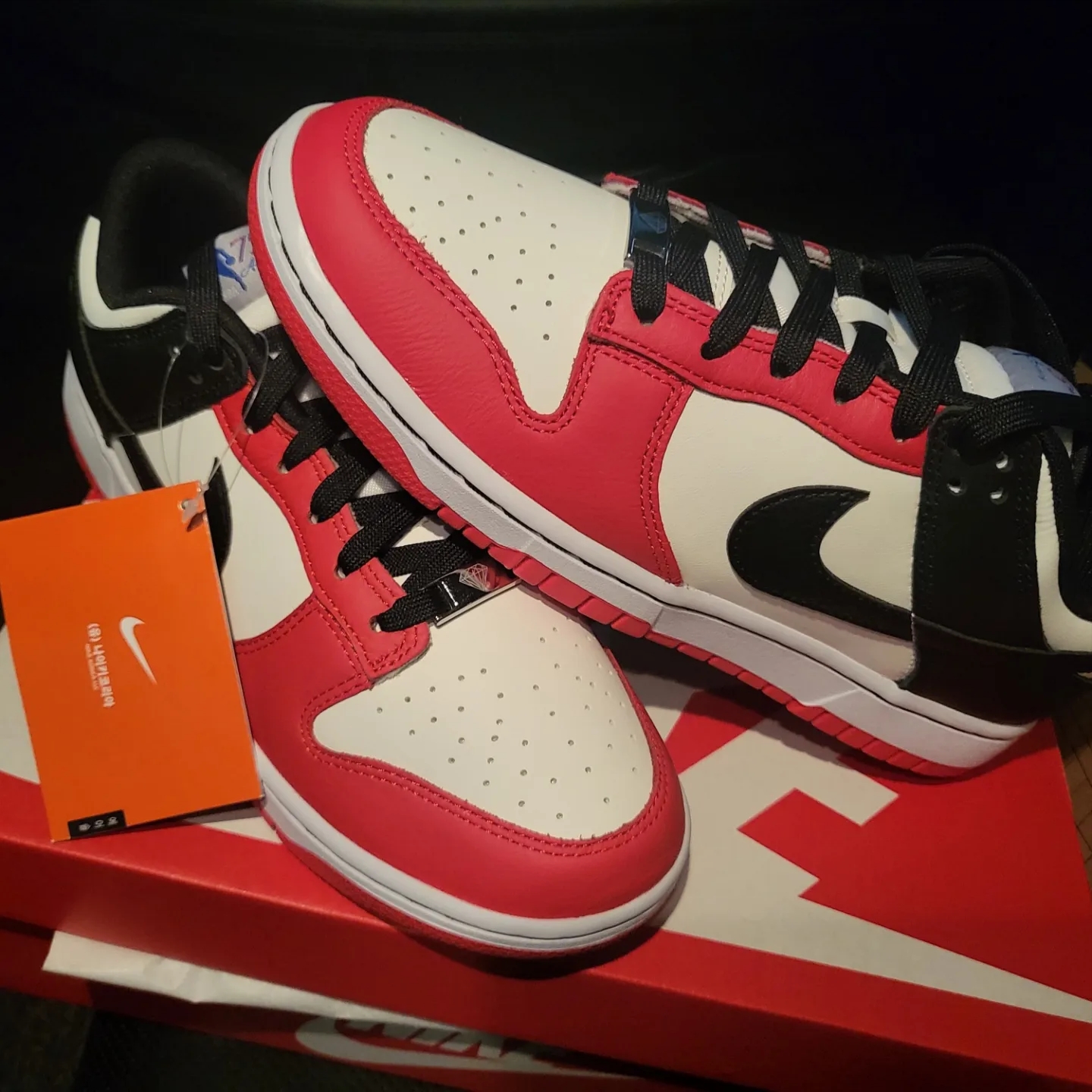 Nike x NBA Dunk Low Retro EMB Black and Chile Red 착용 스타일