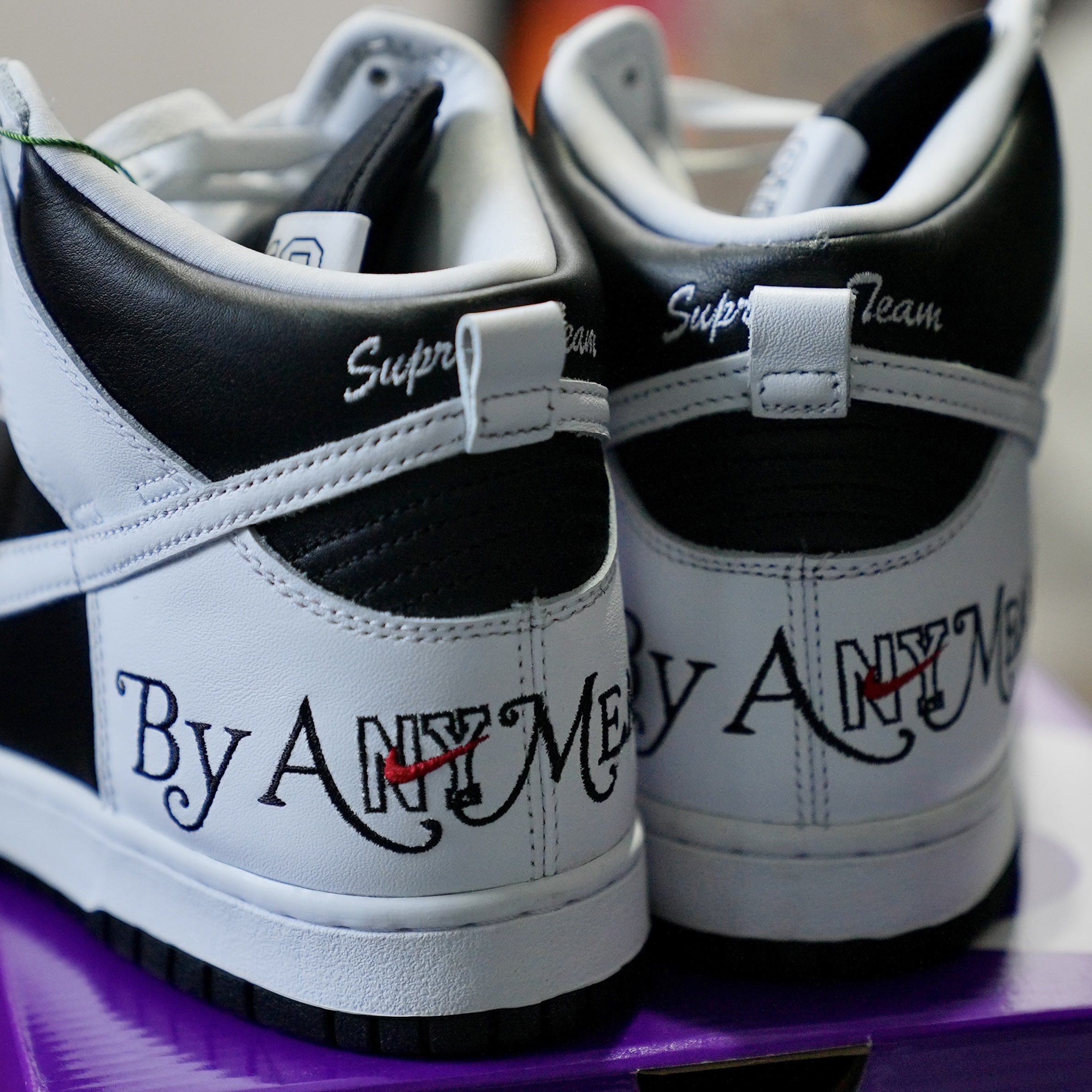 Nike x Supreme SB Dunk High OG QS By Any Means Black White 착용 스타일 - 2