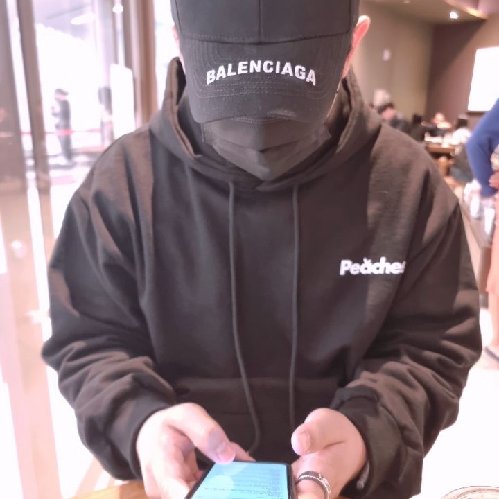 Peaches. Staple Hoodie Black, Balenciaga Logo Visor Cap Black 착용 스타일