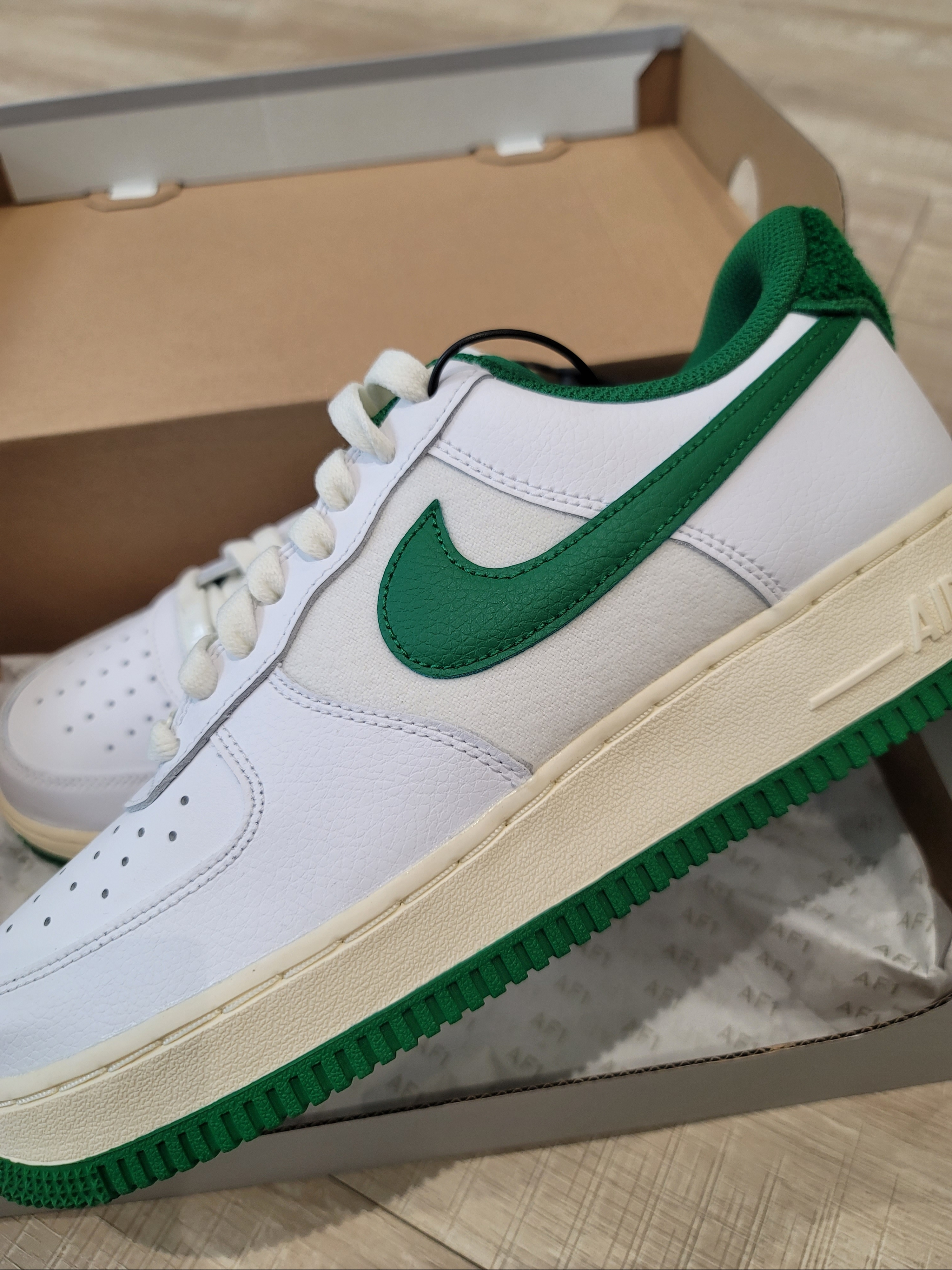 Nike Air Force 1 '07 LV8 Varsity White Pine Green 착용 스타일 - 2