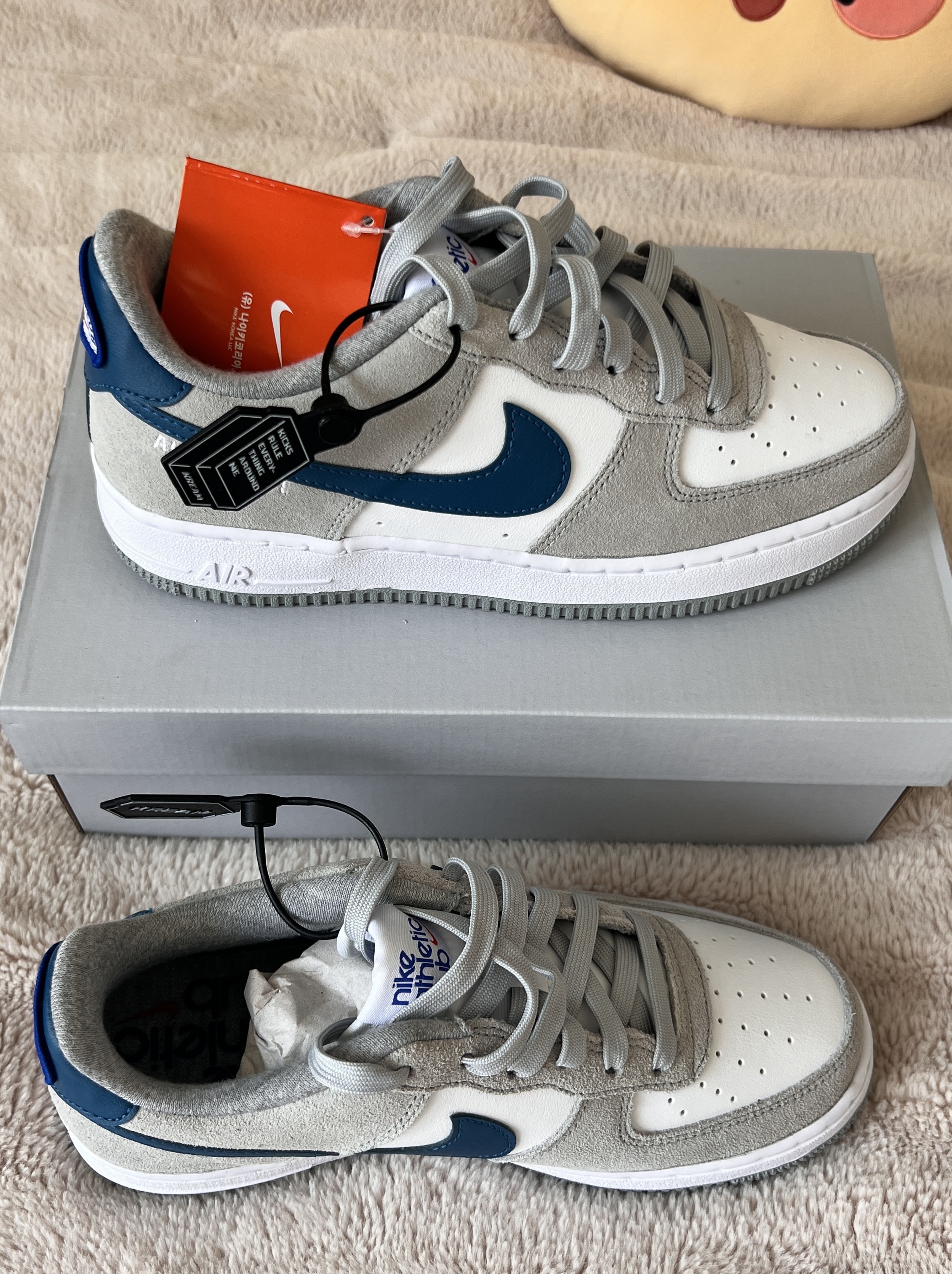 (GS) Nike Air Force 1 LV8 Athletic Club Light Smoke Grey Marina 착용 스타일 - 1