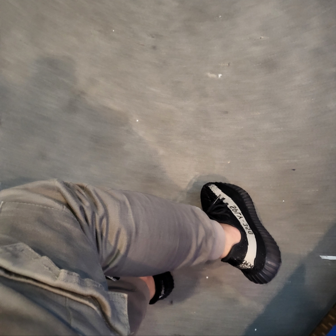 Adidas Yeezy Boost 350 V2 Core Black White 2022 착용 스타일