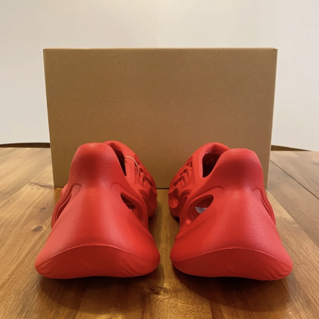 Adidas Yeezy Foam RNNR Vermilion 착용 스타일 - 3