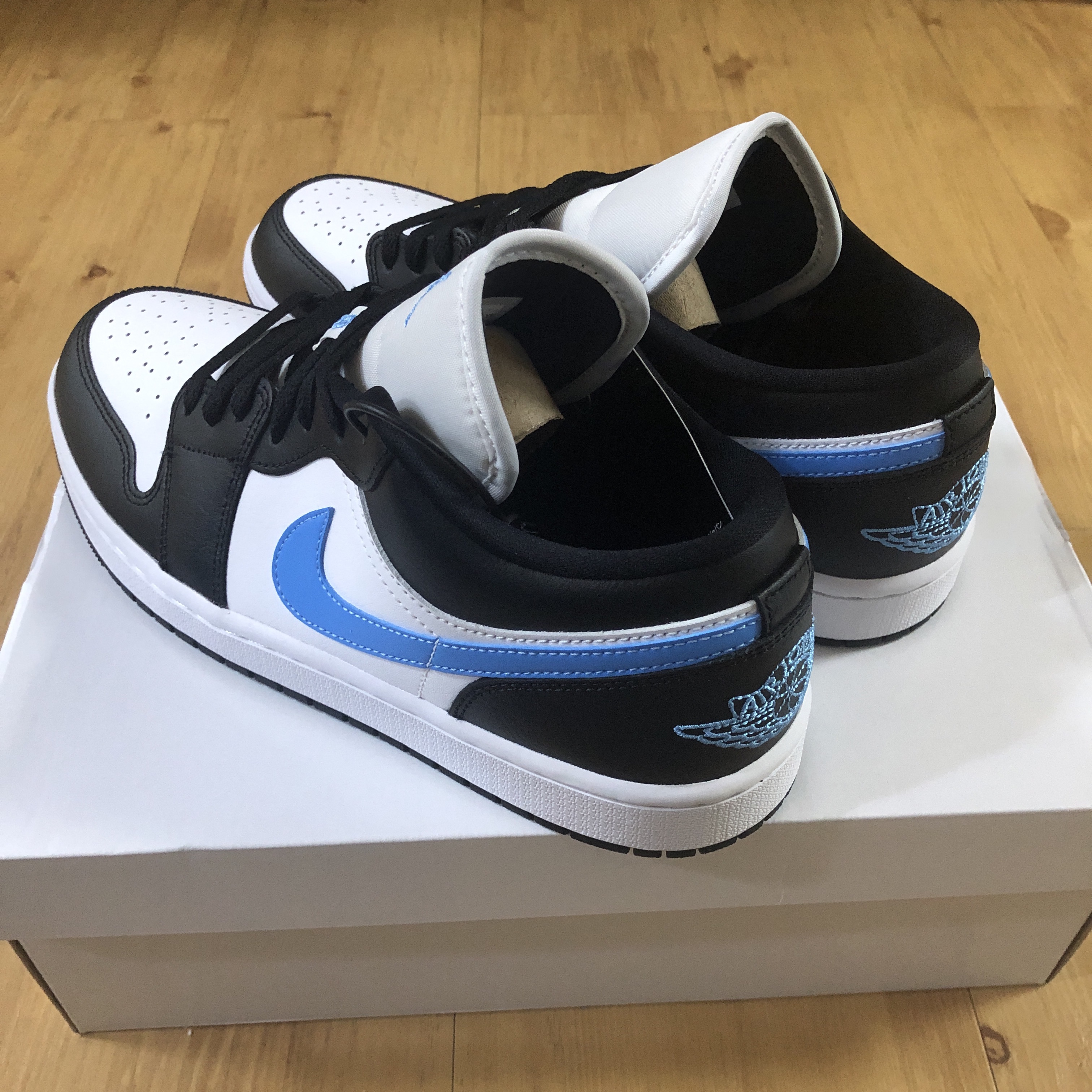 (W) Jordan 1 Low Black University Blue 착용 스타일 - 2