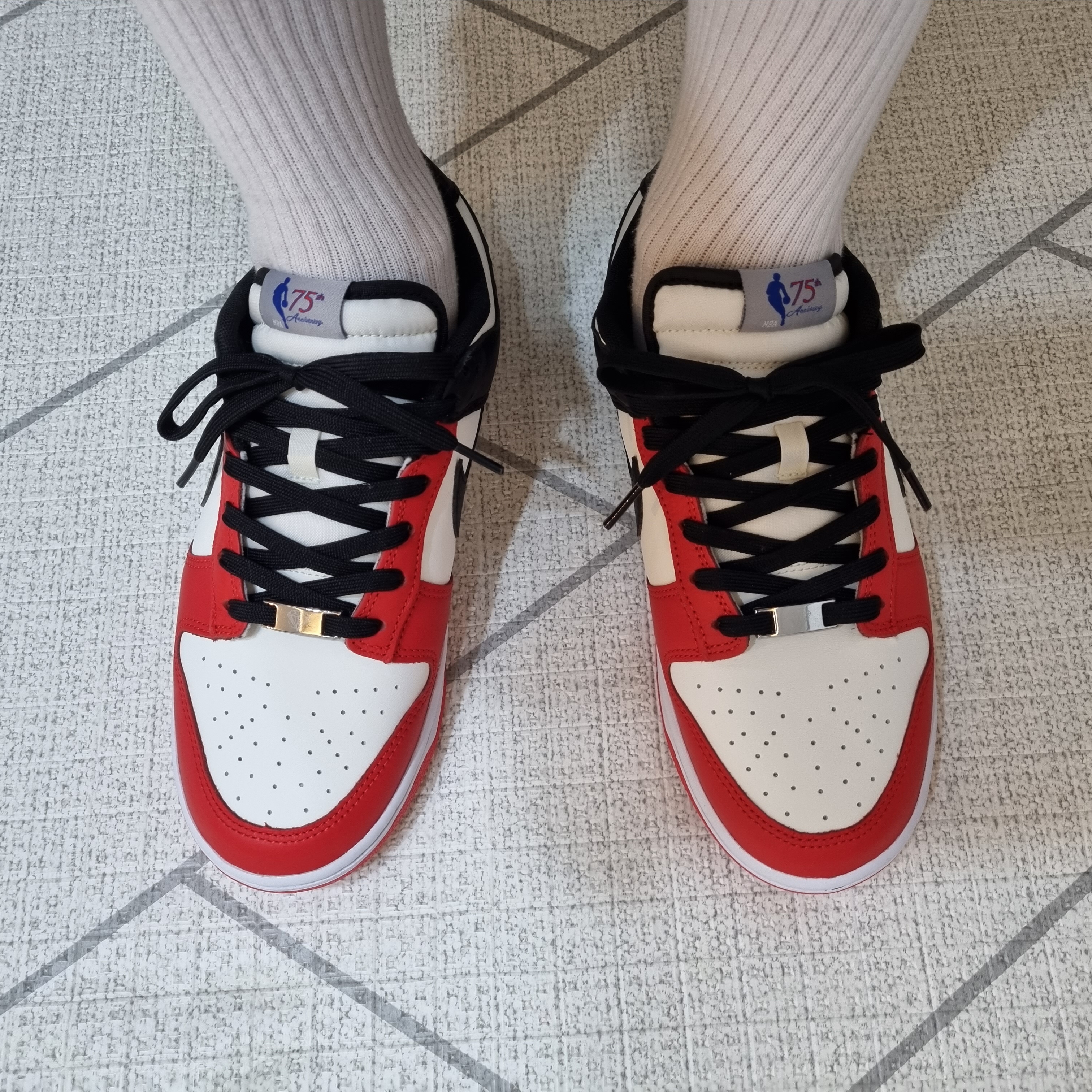 Nike x NBA Dunk Low Retro EMB Black and Chile Red 착용 스타일 - 2
