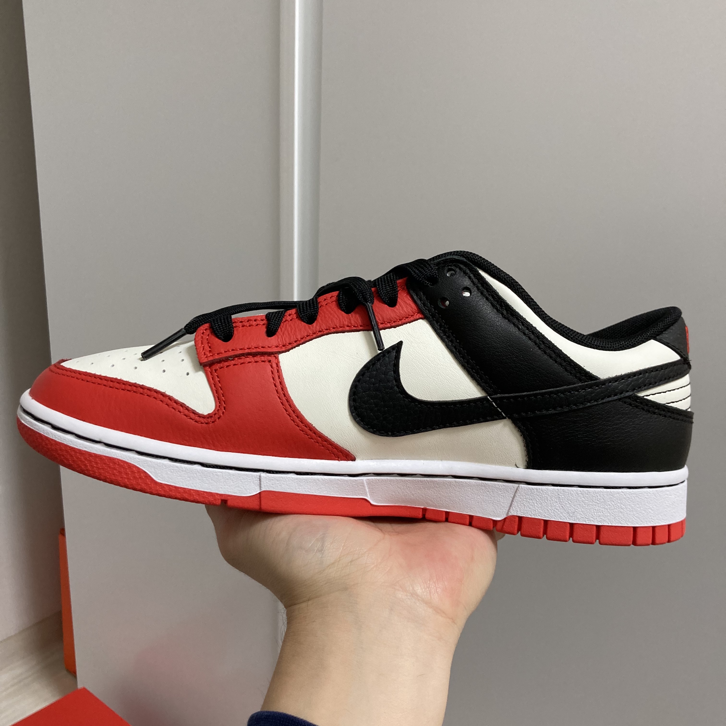 Nike x NBA Dunk Low Retro EMB Black and Chile Red, (PS) Jordan 1 Low Alt White Gym Red Black 착용 스타일 - 1