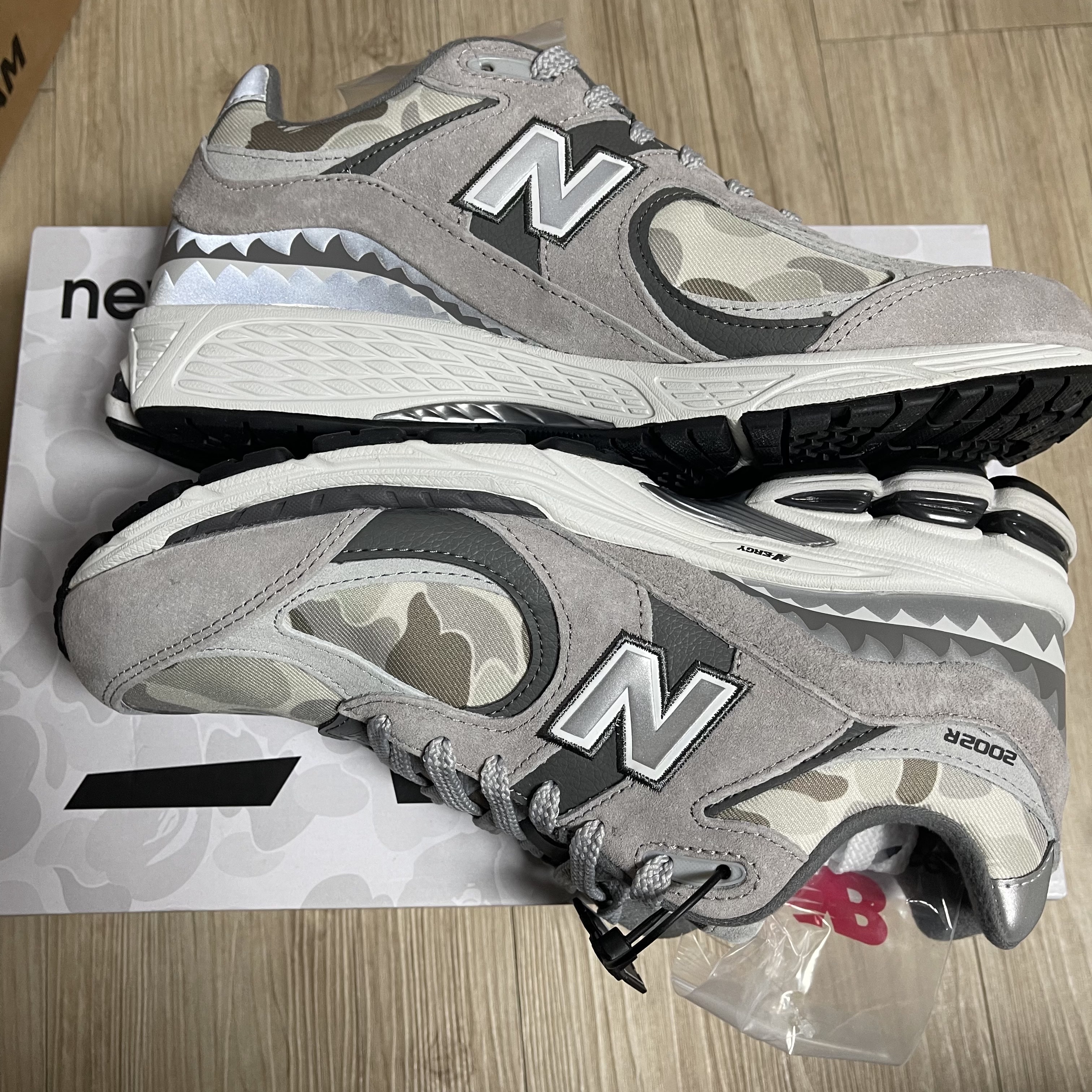 New Balance x BAPE 2002R Gray Camo (Special Box), New Balance x BAPE 2002R Gray Camo 착용 스타일