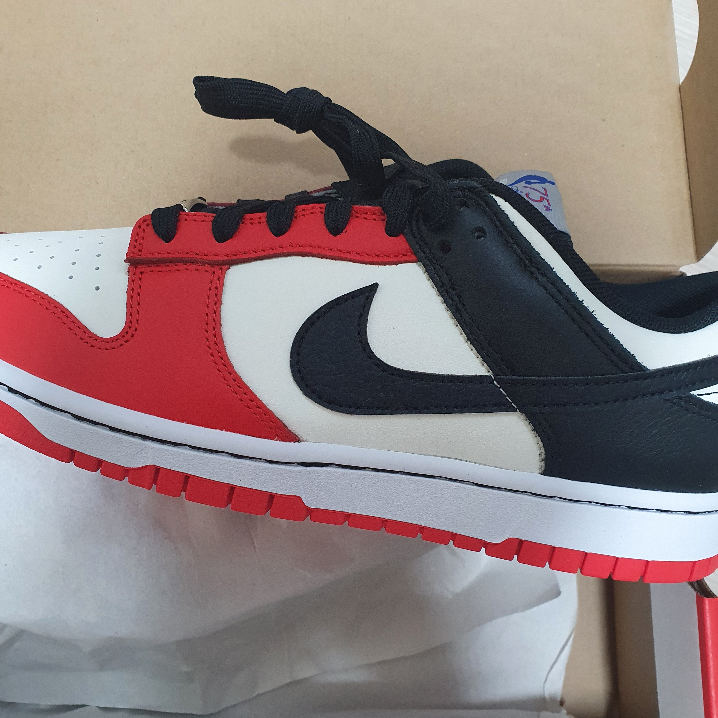 Nike x NBA Dunk Low Retro EMB Black and Chile Red 착용 스타일