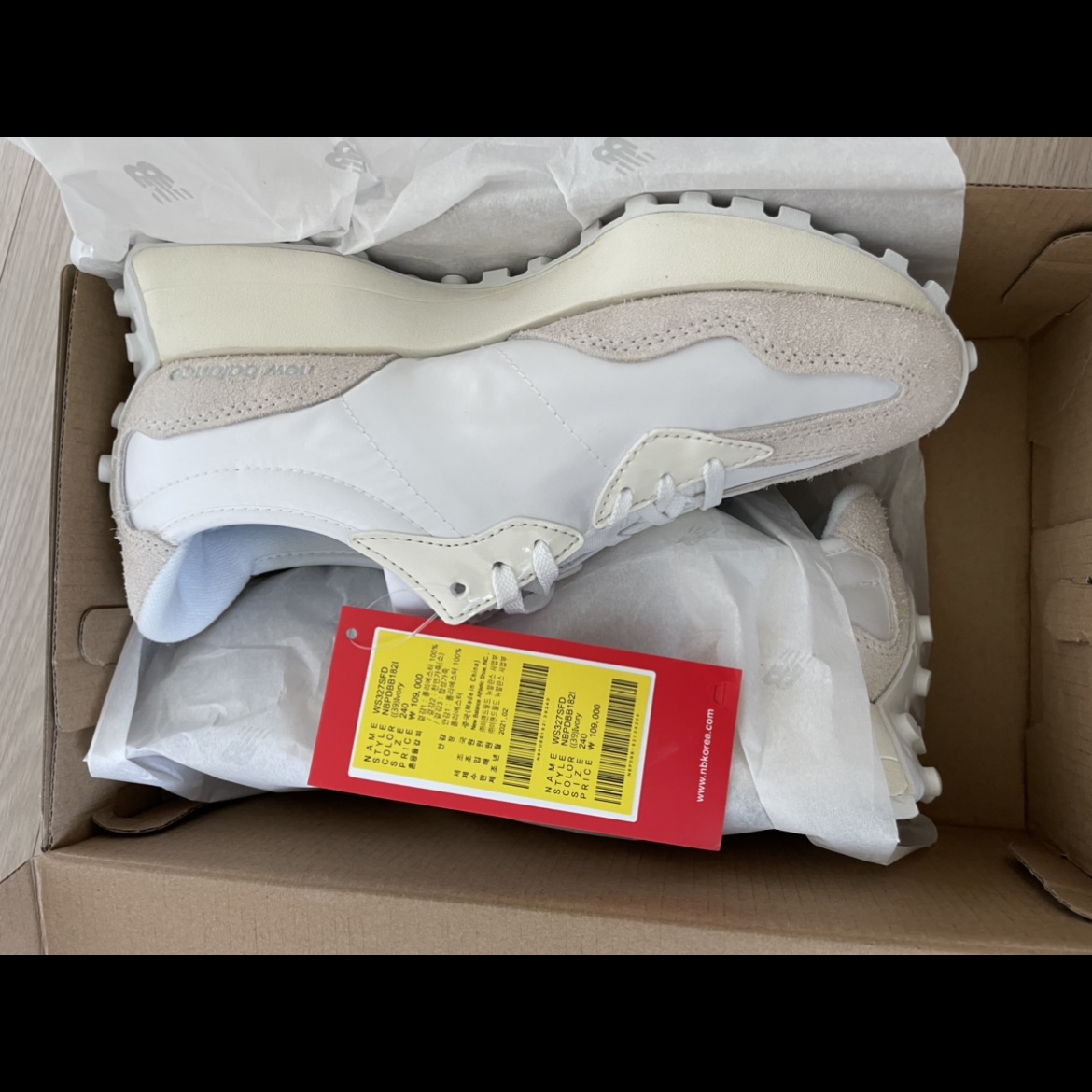(W) New Balance 327 White Moonbeam 착용 스타일