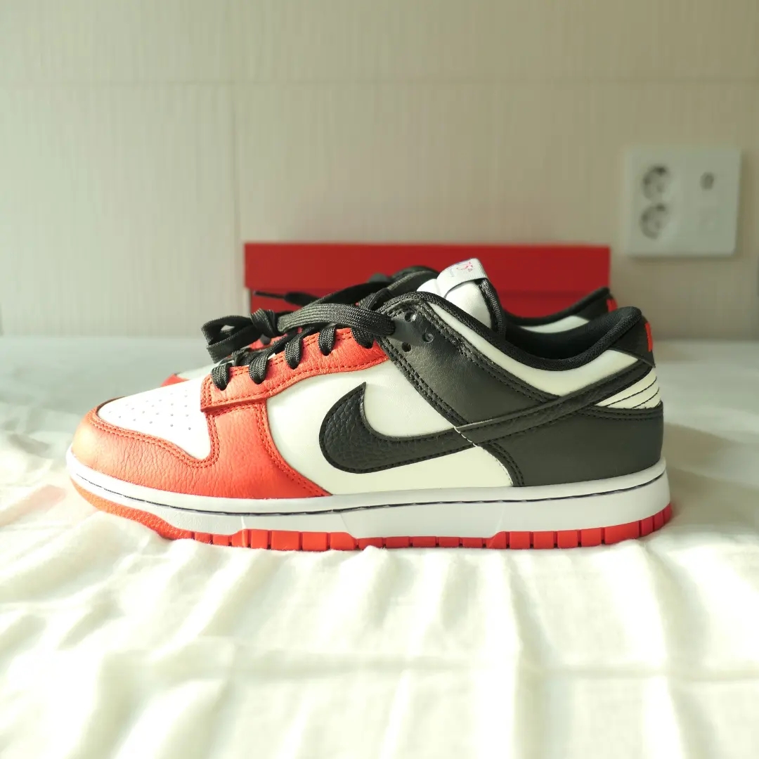 Nike x NBA Dunk Low Retro EMB Black and Chile Red 착용 스타일 - 2