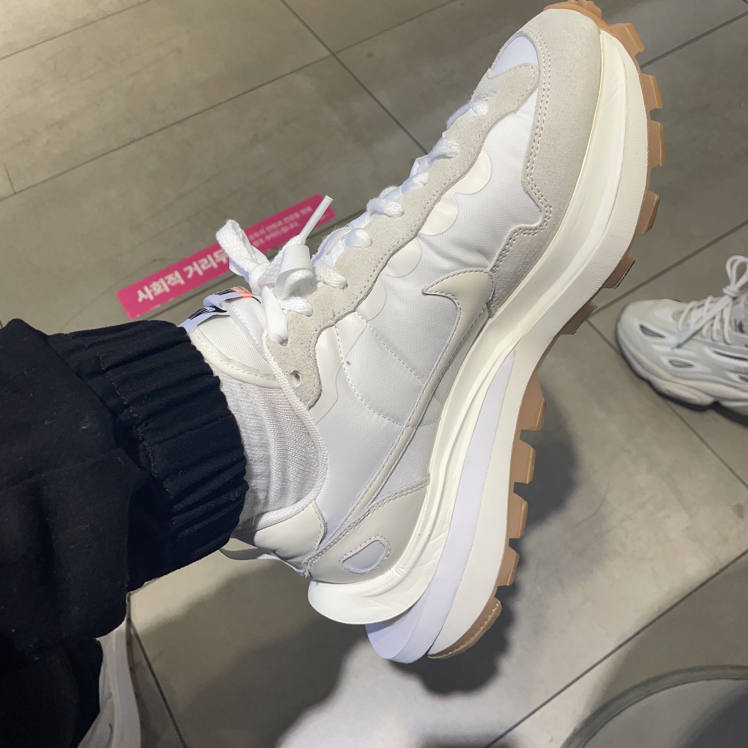 Nike x Sacai VaporWaffle White and Gum 착용 스타일