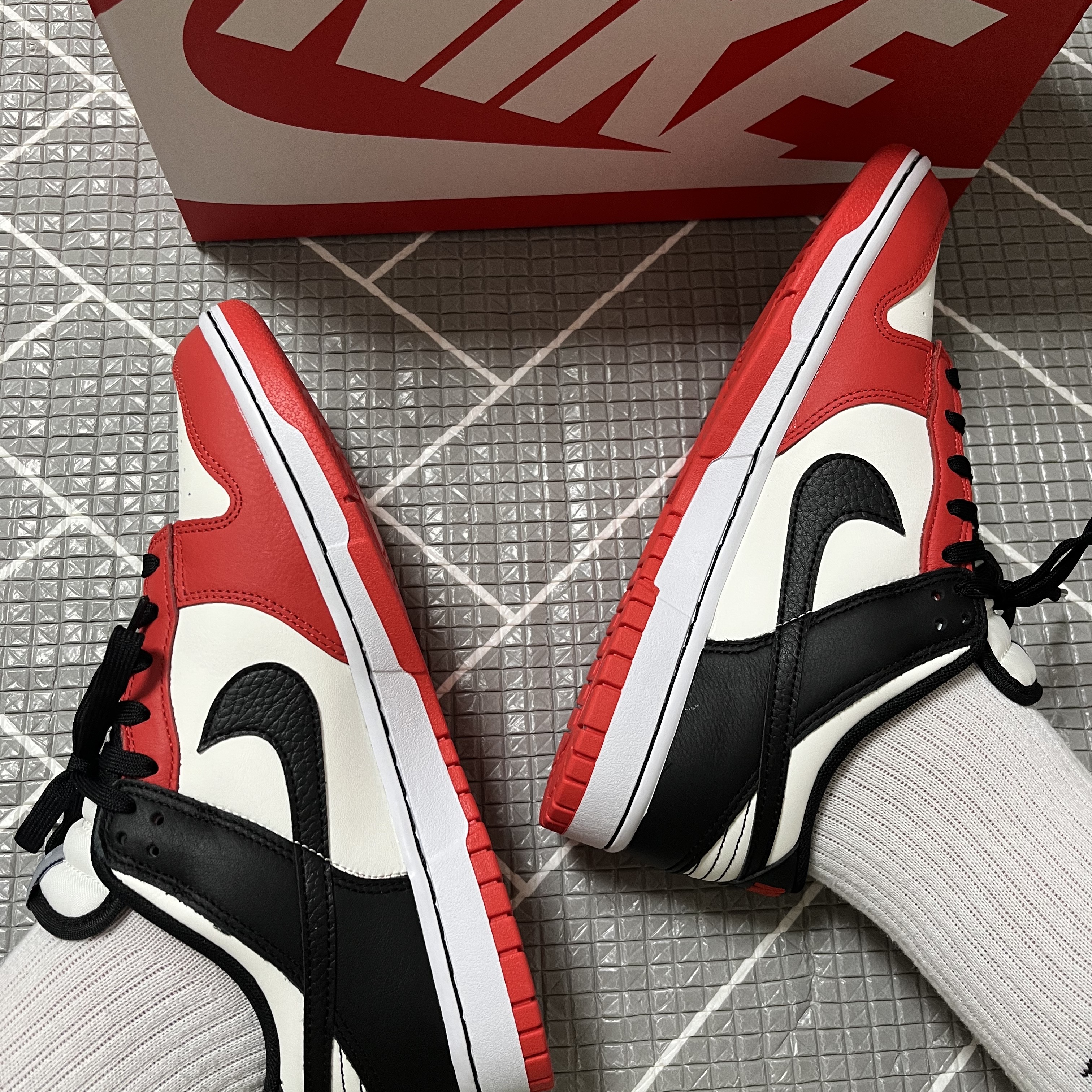 Nike x NBA Dunk Low Retro EMB Black and Chile Red 착용 스타일 - 2