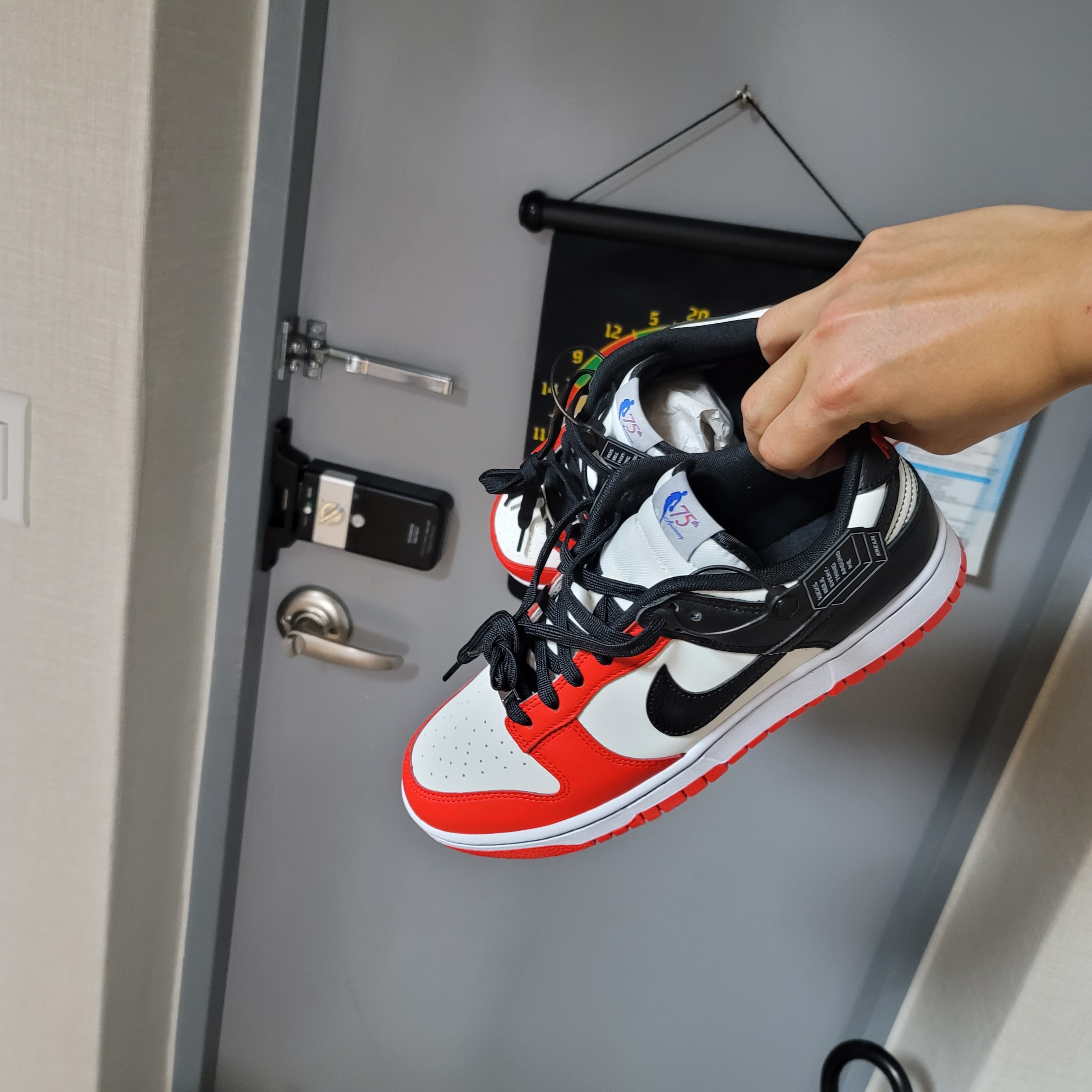 Nike x NBA Dunk Low Retro EMB Black and Chile Red 착용 스타일 - 1