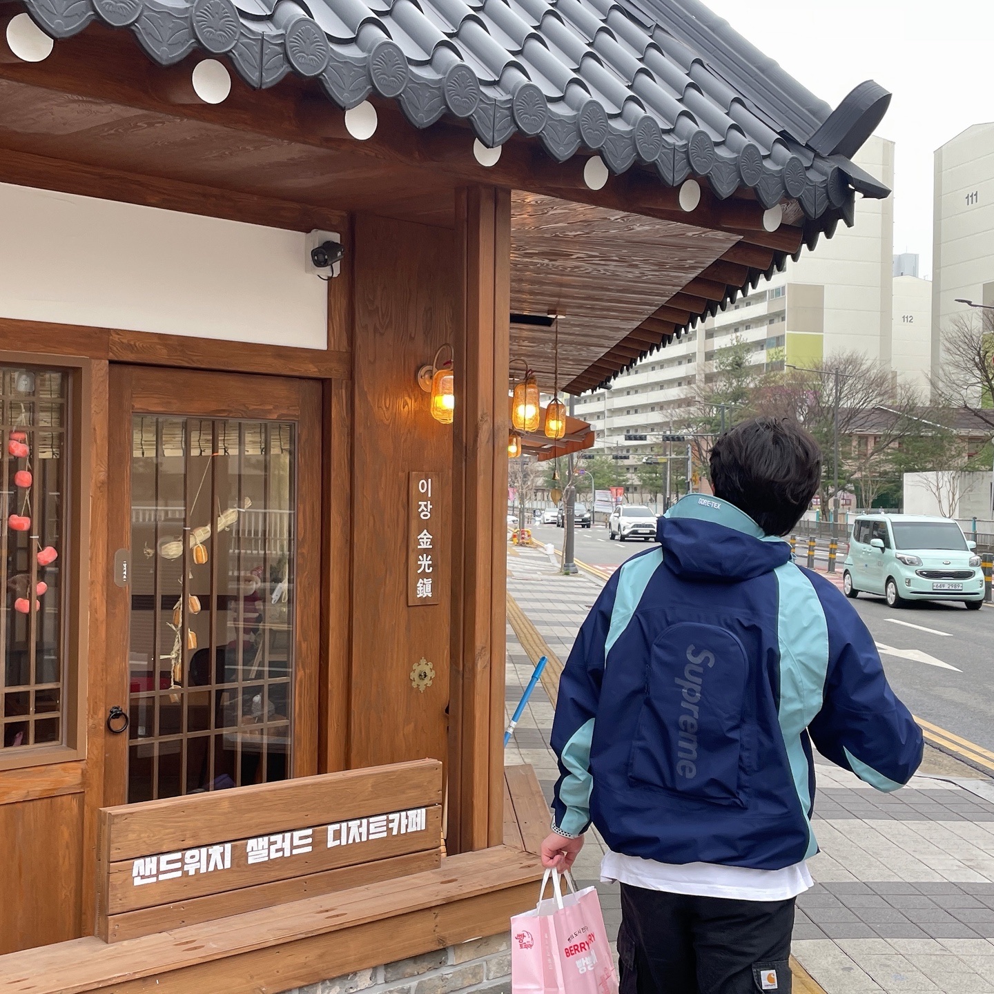 Supreme Gore-Tex Paclite Jacket Navy - 22SS, Nike x Sacai VaporWaffle Royal Fuchsia 착용 스타일 - 3