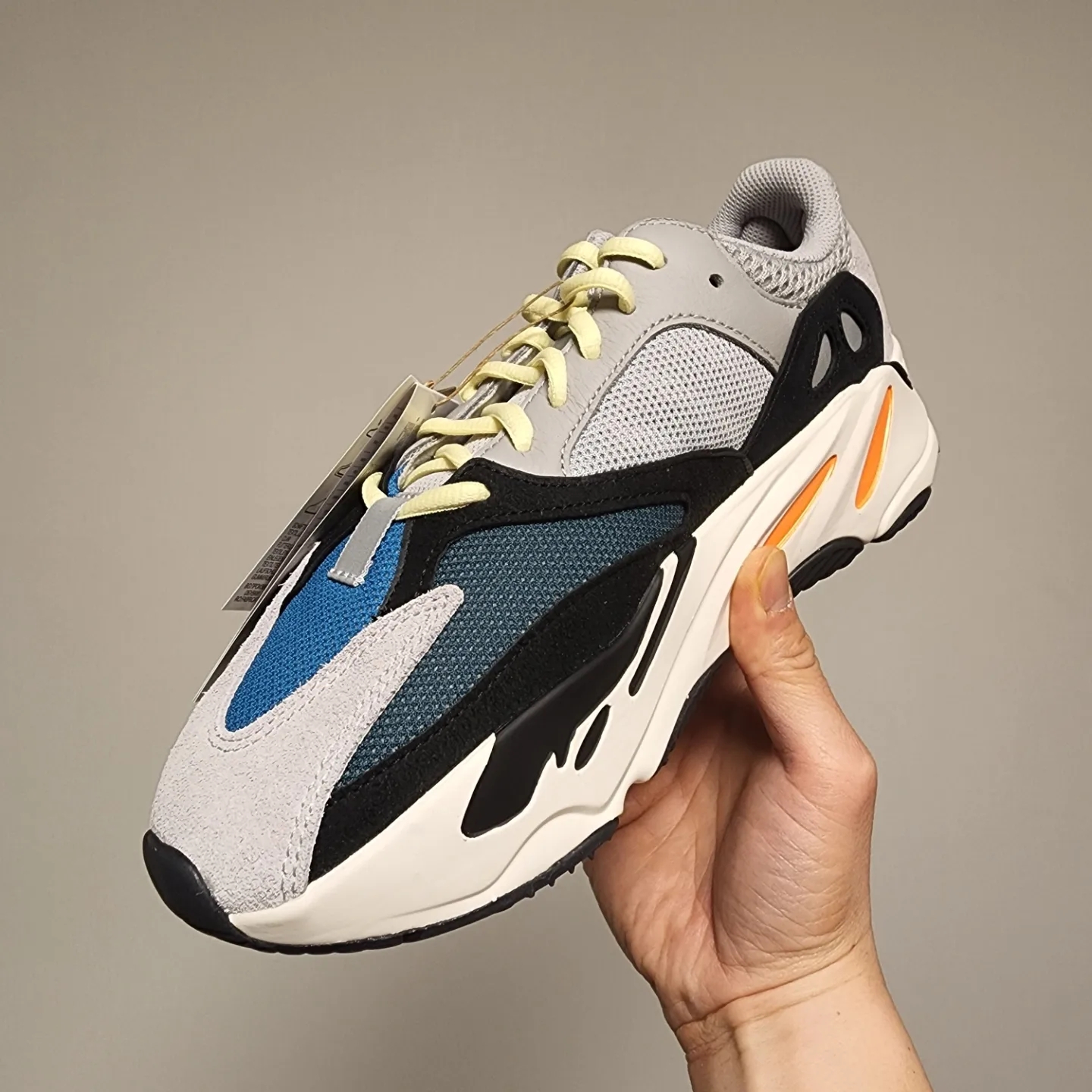 Adidas Yeezy Boost 700 Wave Runner Solid Grey 2021/2022 착용 스타일 - 1