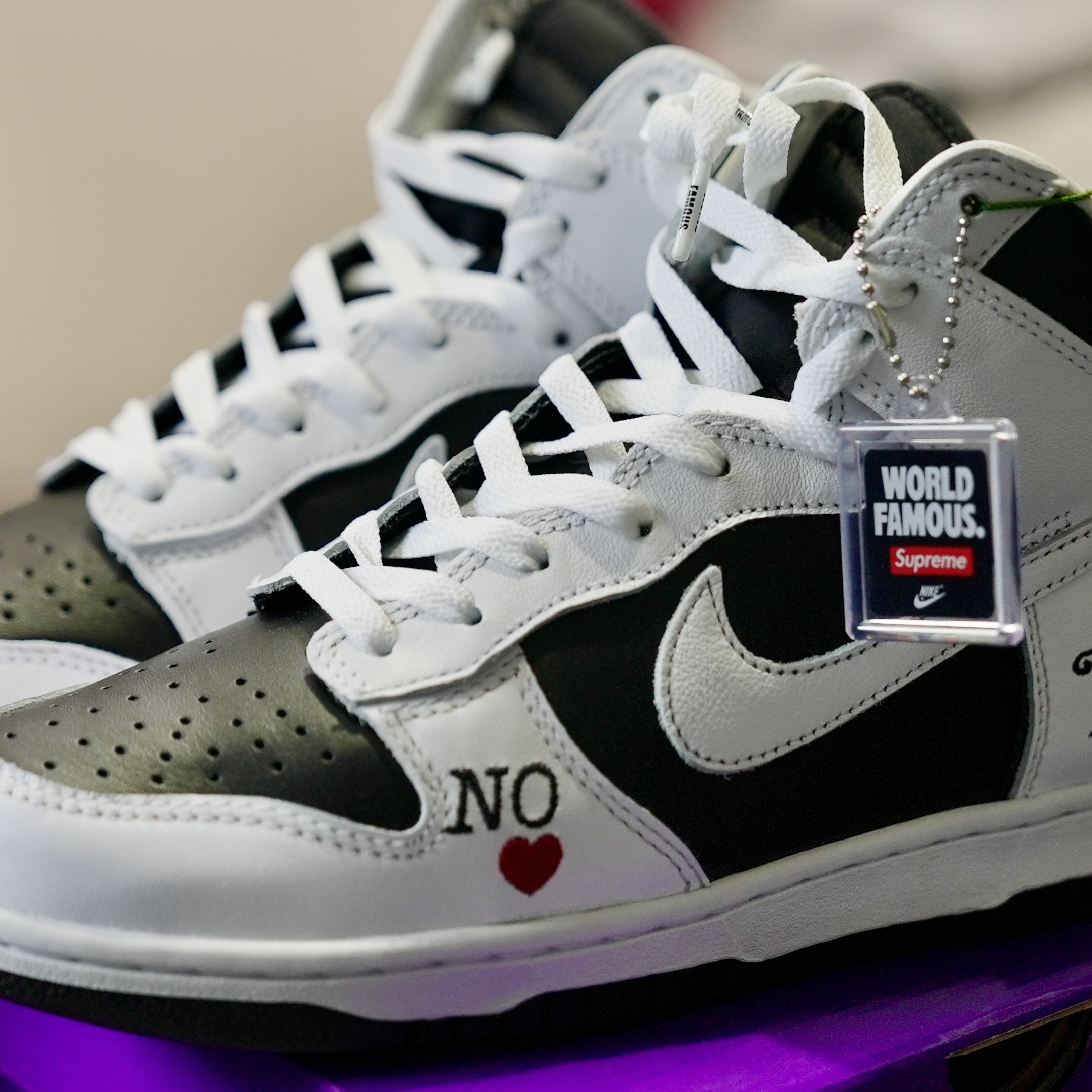 Nike x Supreme SB Dunk High OG QS By Any Means Black White 착용 스타일 - 1