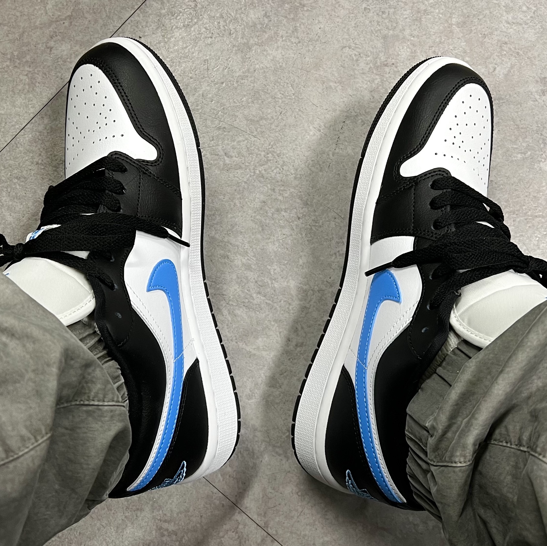 (W) Jordan 1 Low Black University Blue 착용 스타일 - 2