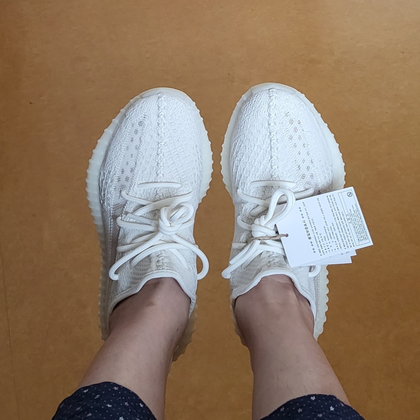 Adidas Yeezy Boost 350 V2 Bone 착용 스타일