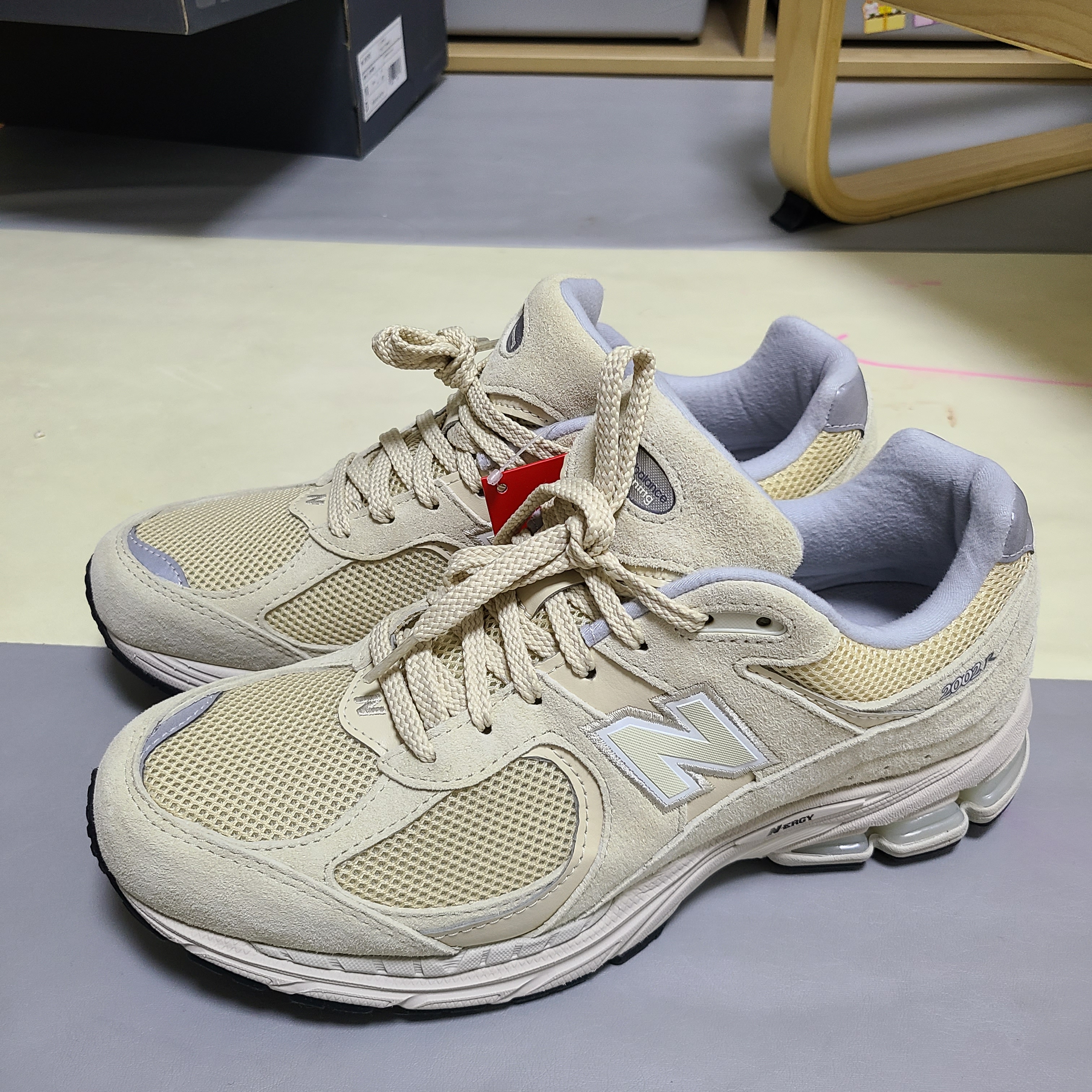 New Balance 2002R Beige Bone 착용 스타일 - 1