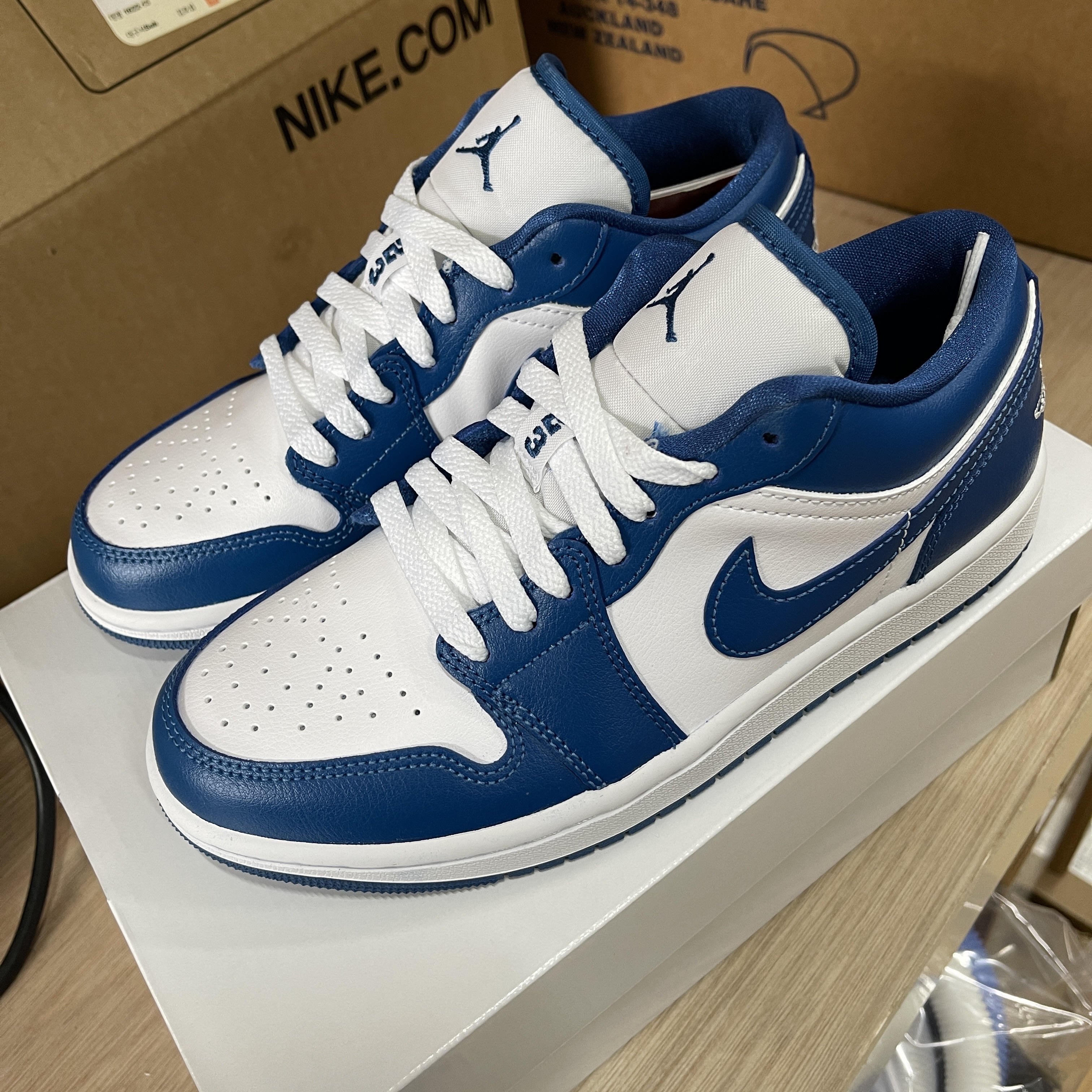 (W) Jordan 1 Low White Dark Marina Blue 착용 스타일 - 1