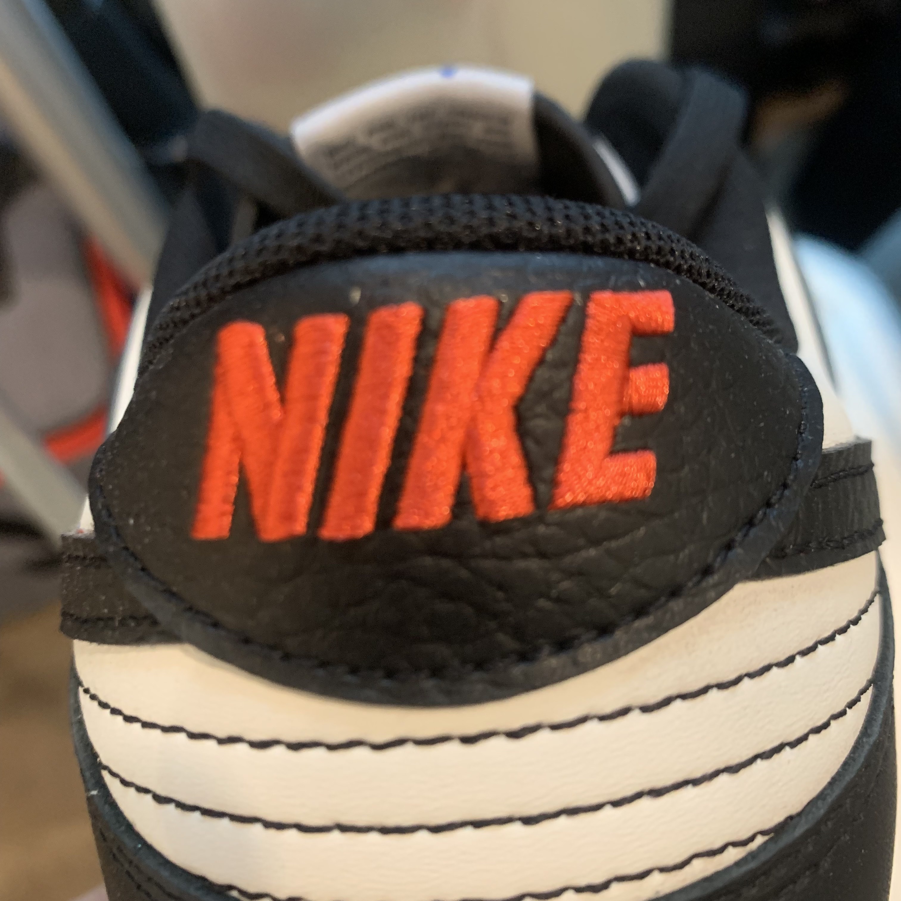 Nike x NBA Dunk Low Retro EMB Black and Chile Red 착용 스타일 - 3