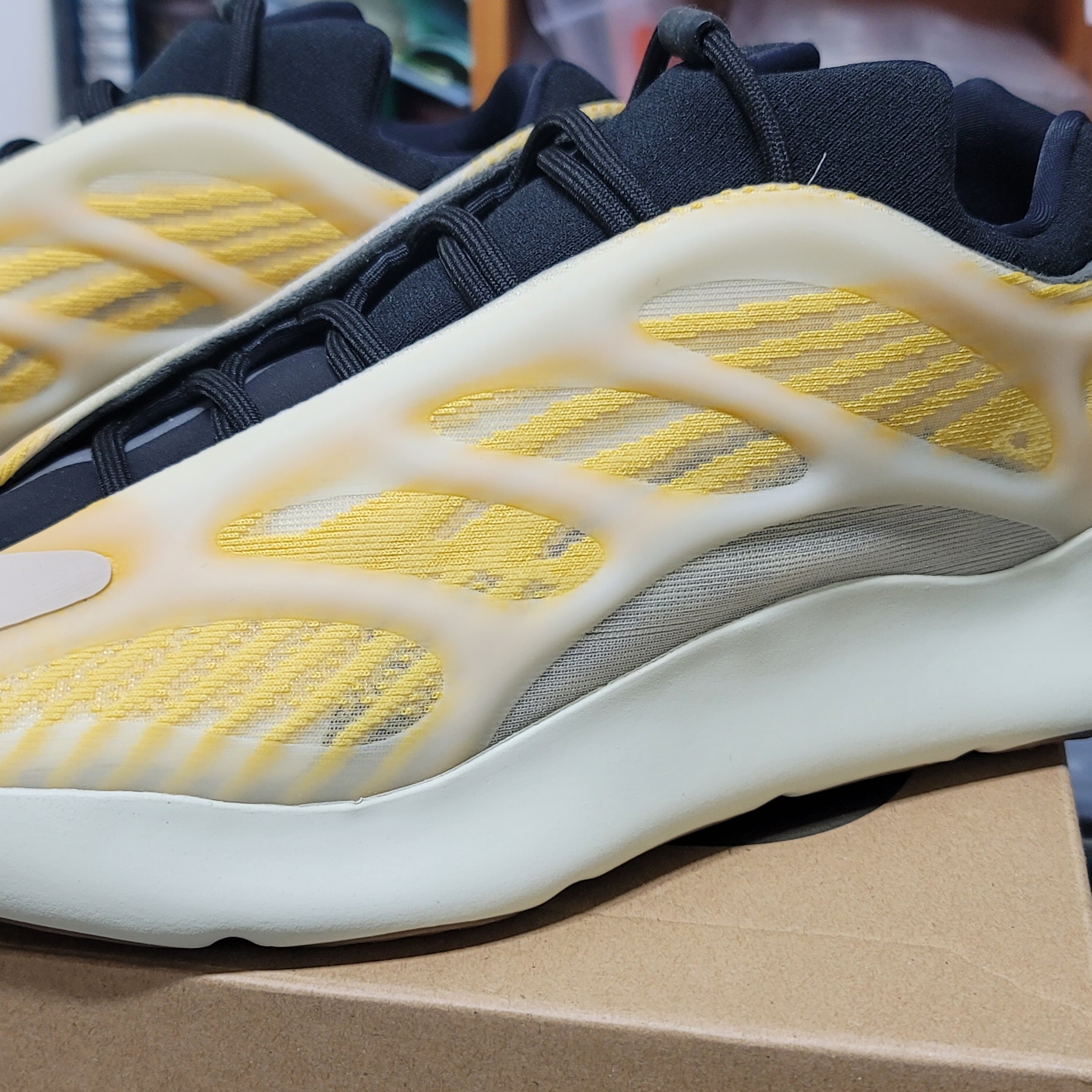 Adidas Yeezy 700 V3 Mono Safflower 착용 스타일