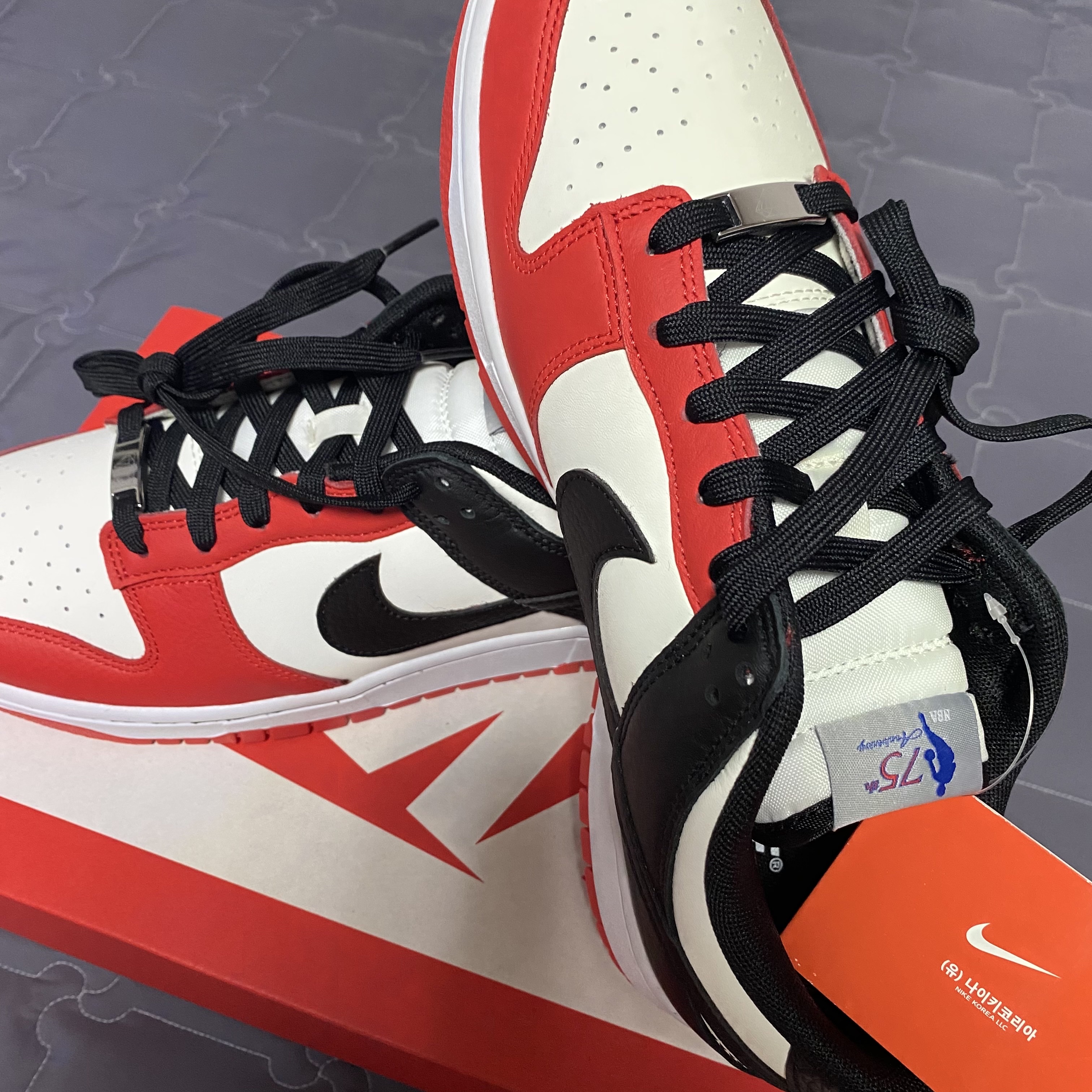 Nike x NBA Dunk Low Retro EMB Black and Chile Red 착용 스타일 - 3