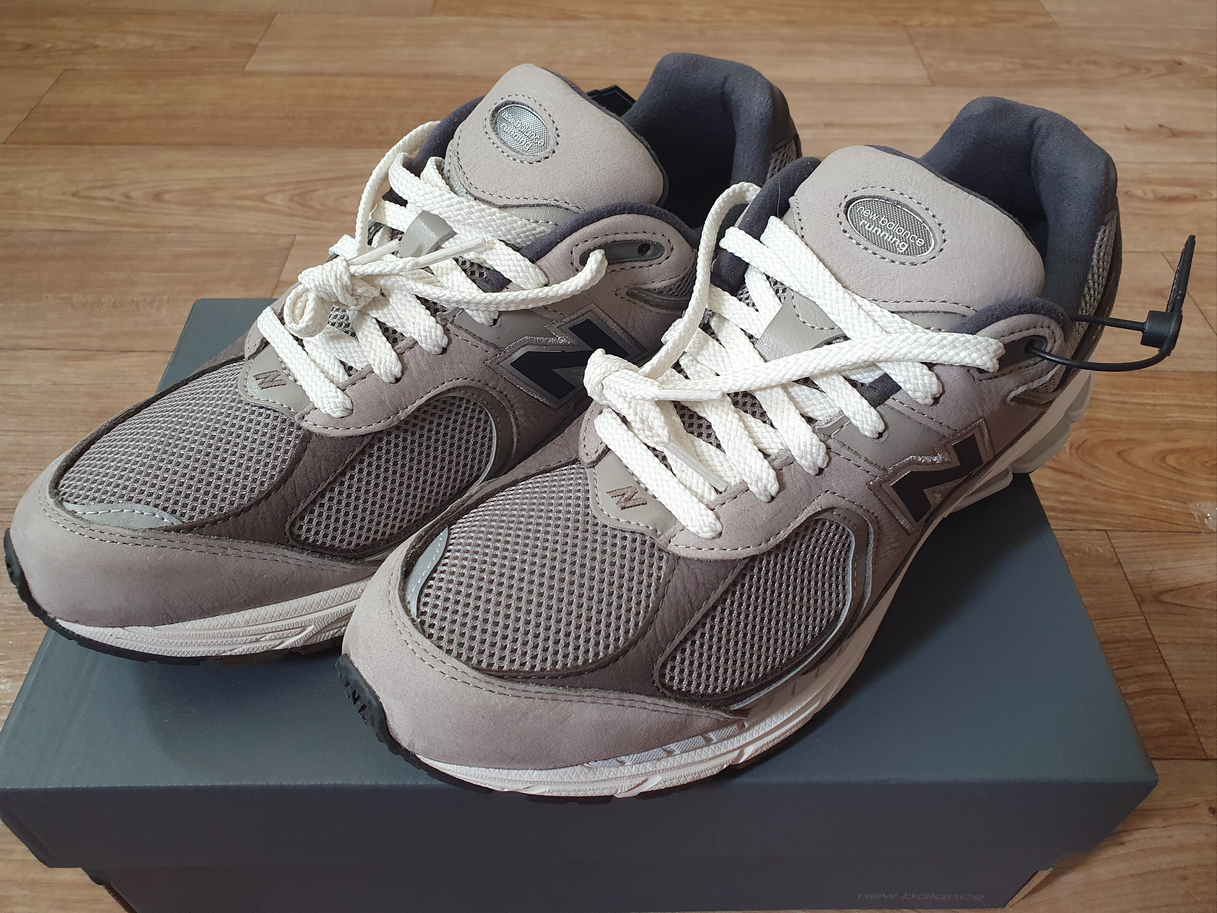 New Balance 2002 Warm Alpaca 착용 스타일