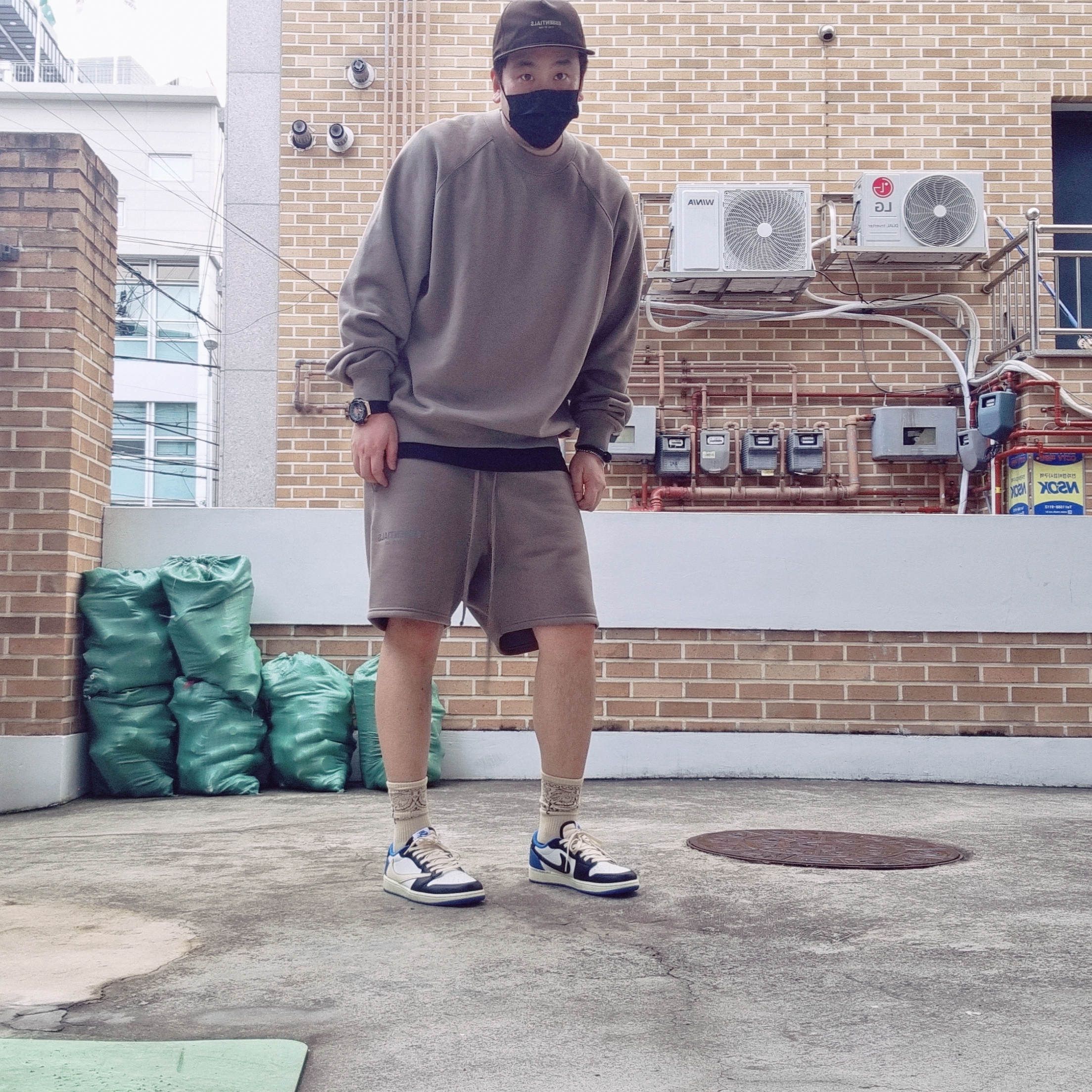 Essentials Pull-Over Crewneck Sweatshirt Taupe - 21SS, Essentials Sweatshorts Taupe - 21SS 착용 스타일 - 1