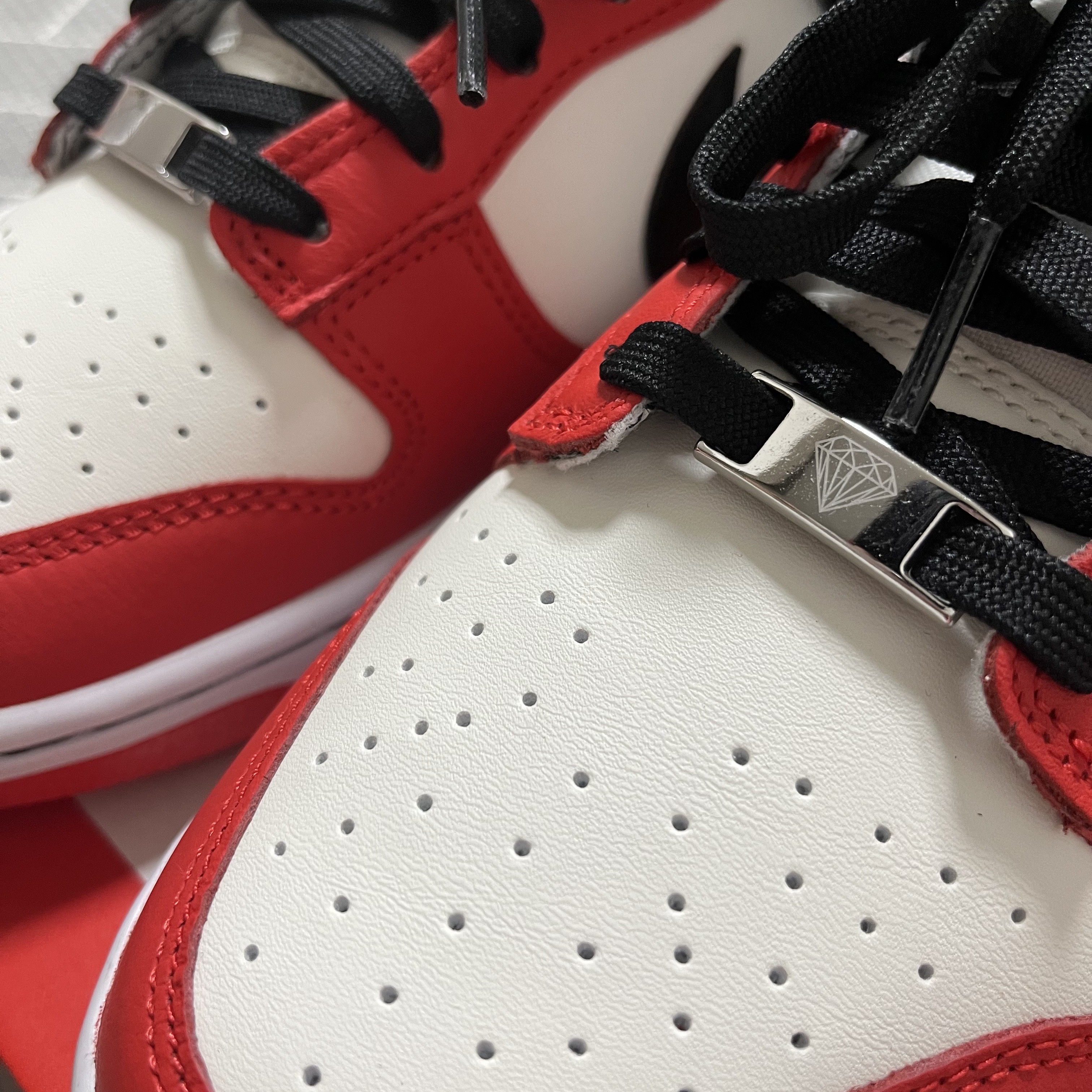 Nike x NBA Dunk Low Retro EMB Black and Chile Red 착용 스타일 - 4