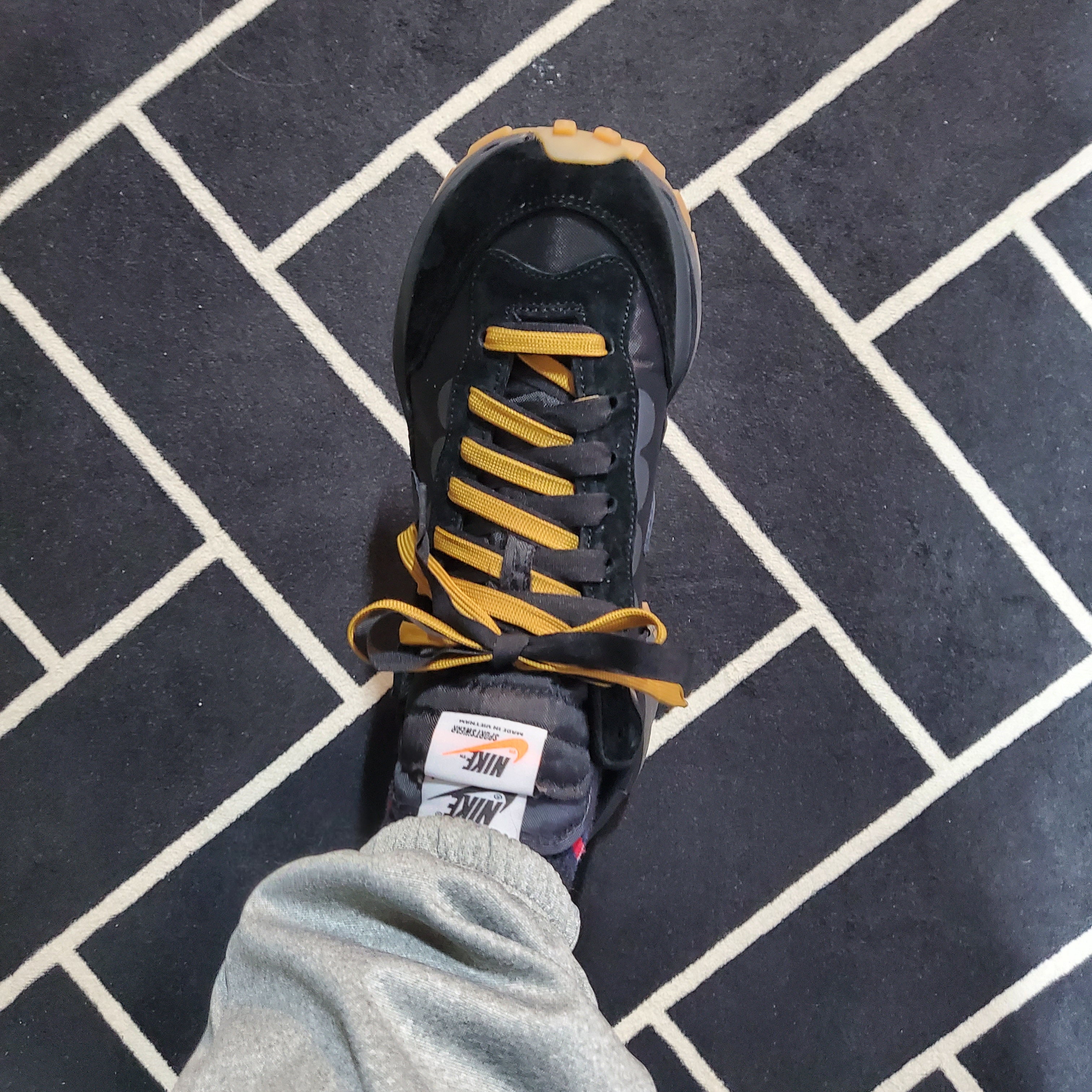 Nike x Sacai VaporWaffle Black and Gum 착용 스타일 - 2