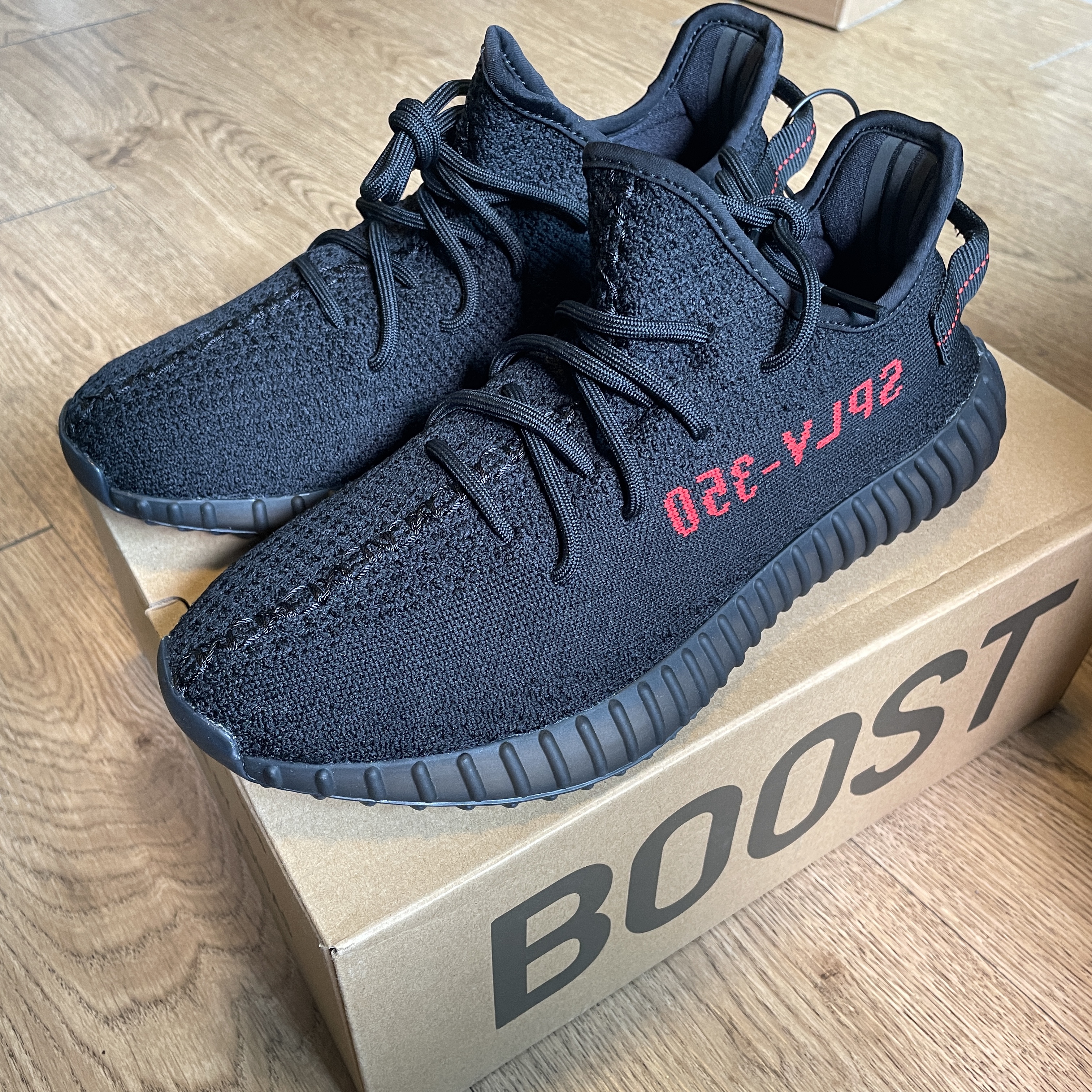 Adidas Yeezy Boost 350 V2 Black Red 2020 착용 스타일