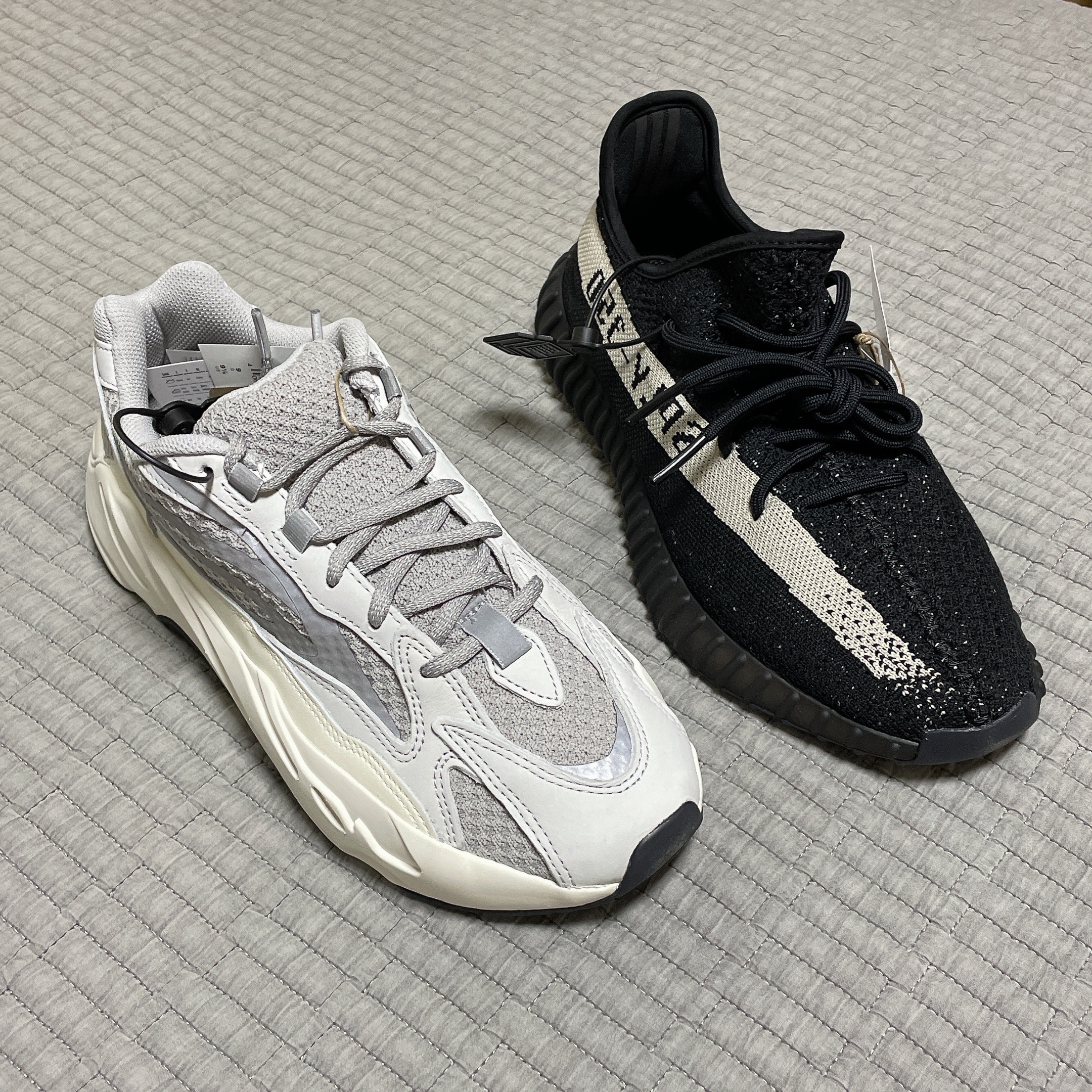 Adidas Yeezy Boost 700 V2 Static 2022, Adidas Yeezy Boost 350 V2 Core Black White 2022 착용 스타일 - 1
