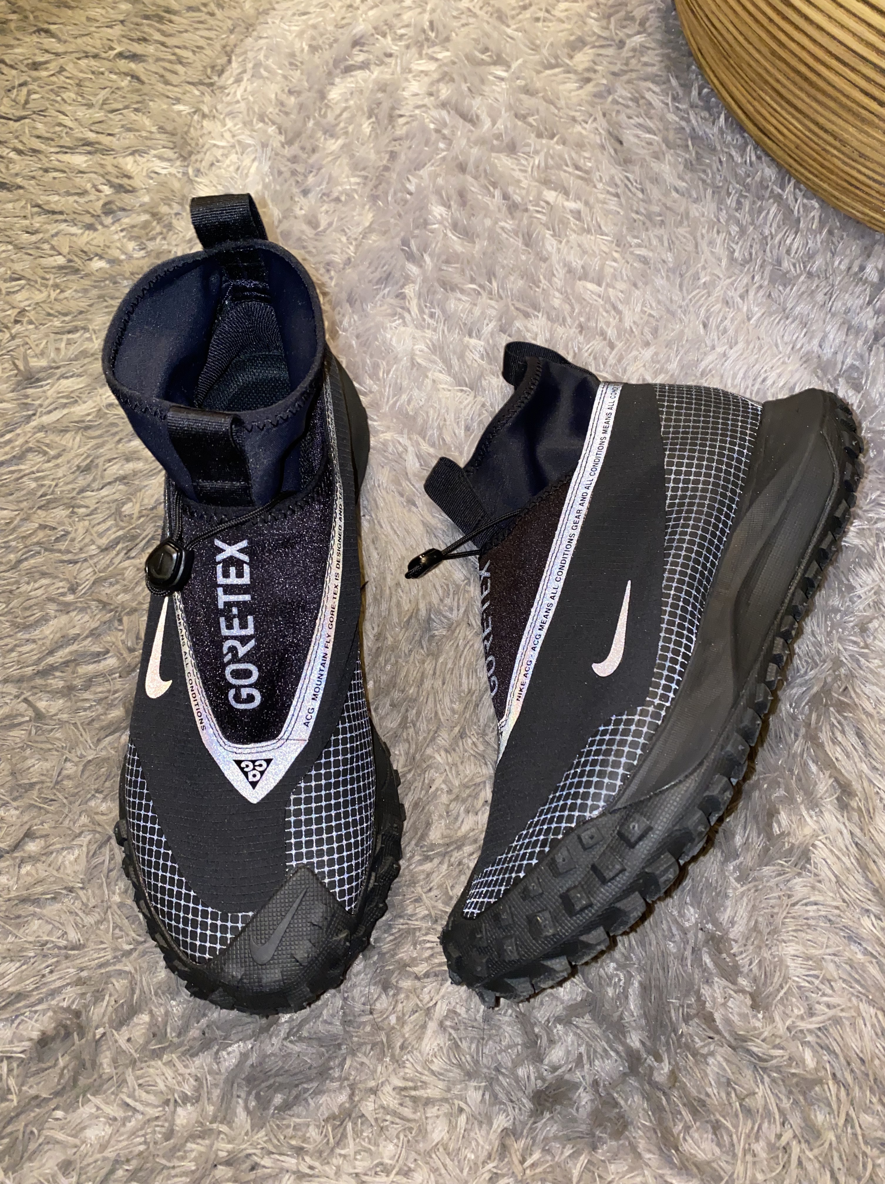 Nike ACG Mountain Fly Gore-Tex Black and Dark Grey 착용 스타일