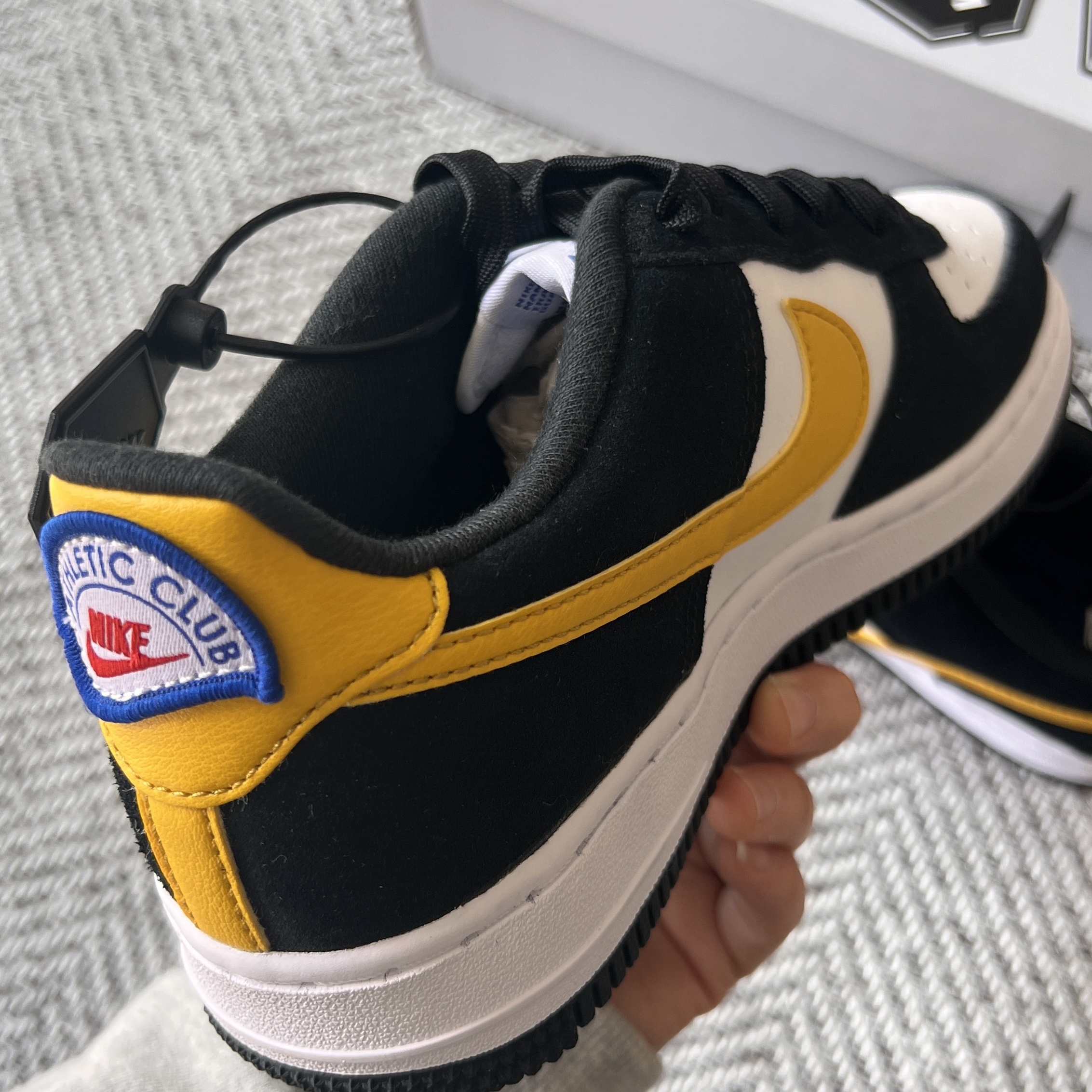 (GS) Nike Air Force 1 LV8 Athletic Club Black Dark Sulfur, Nike Air Force 1 '07 LV8 Athletic Club Black Dark Sulfur 착용 스타일 - 2